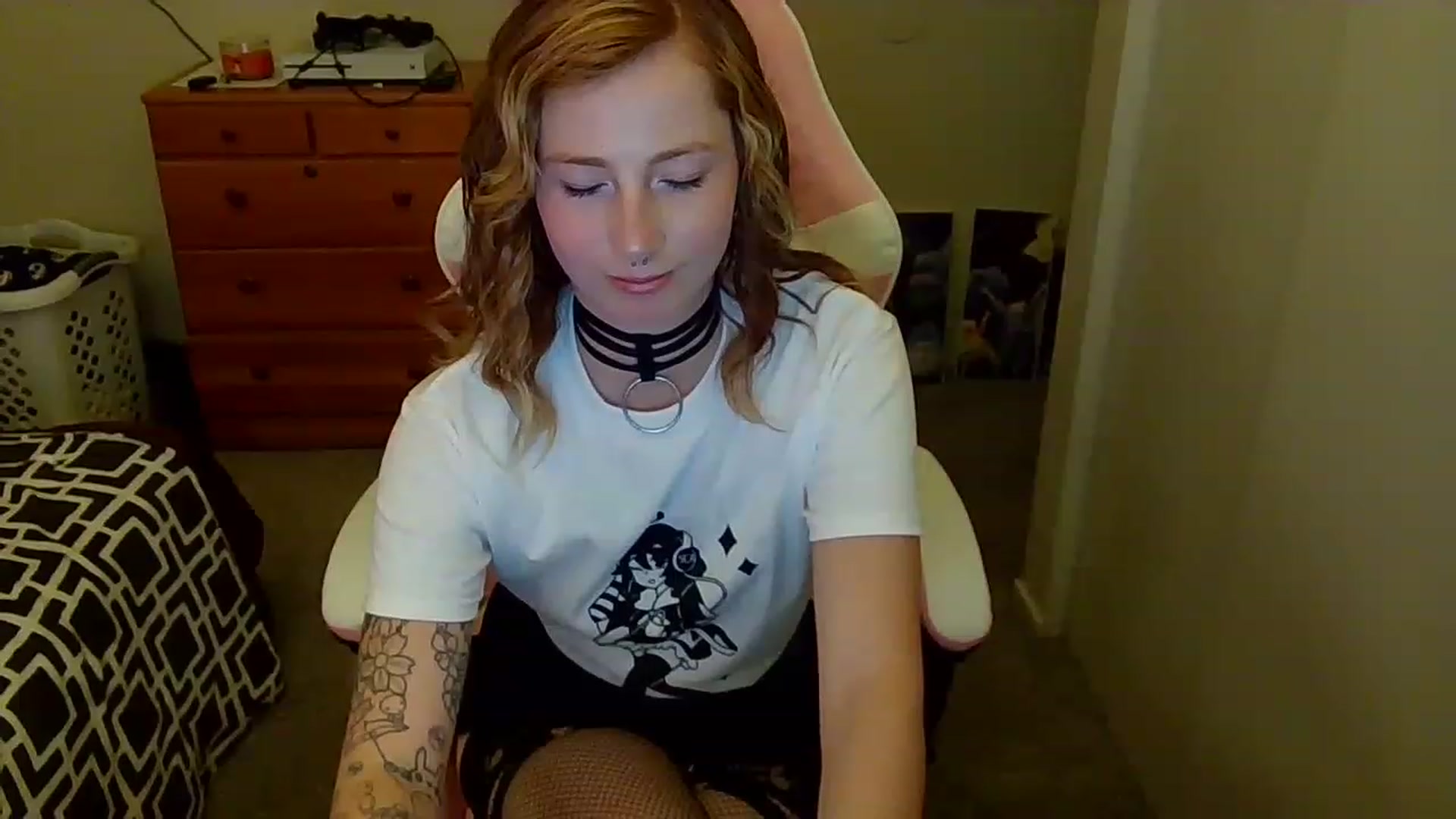 Gallery image thumbnail from Little_Lunar's myfreecams stream on, 12/03/2022, 22:02 image 16 of 20
