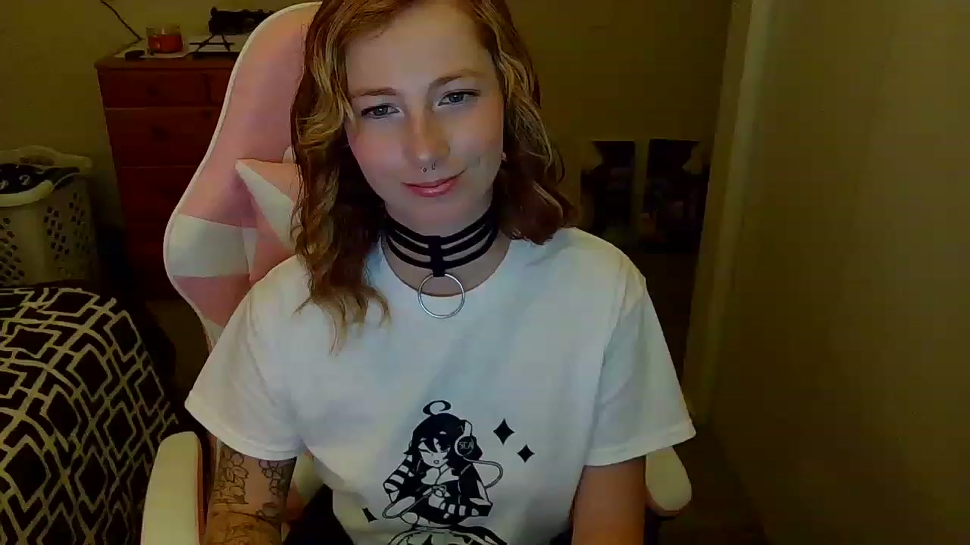 Gallery image thumbnail from Little_Lunar's myfreecams stream on, 12/03/2022, 22:02 image 10 of 20