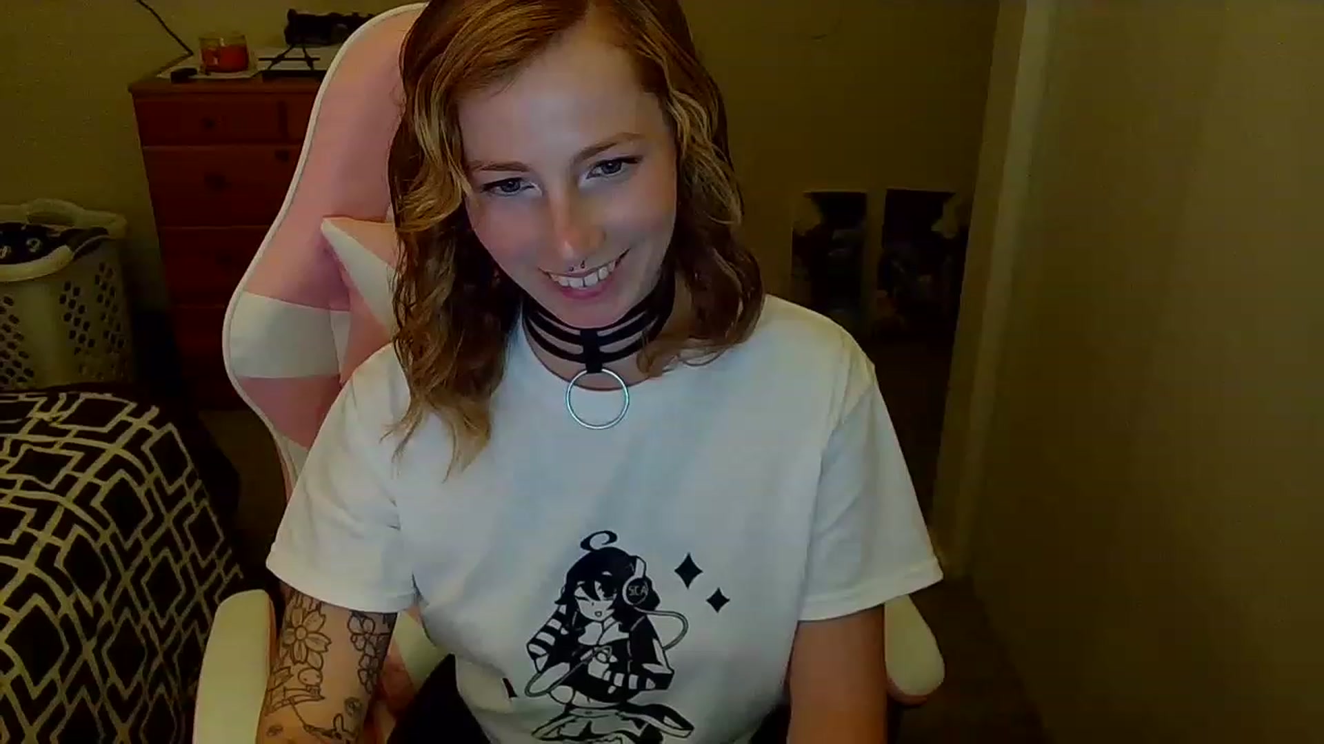 Gallery image thumbnail from Little_Lunar's myfreecams stream on, 12/03/2022, 22:02 image 11 of 20