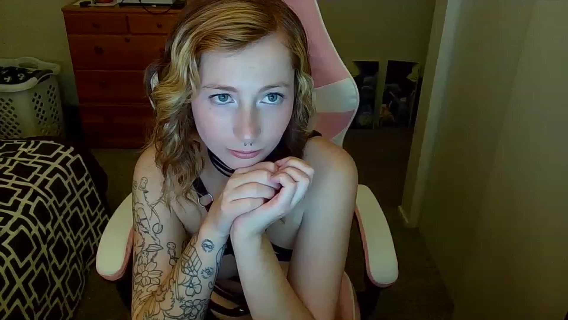 Gallery image thumbnail from Little_Lunar's myfreecams stream on, 12/03/2022, 23:31 image 2 of 20