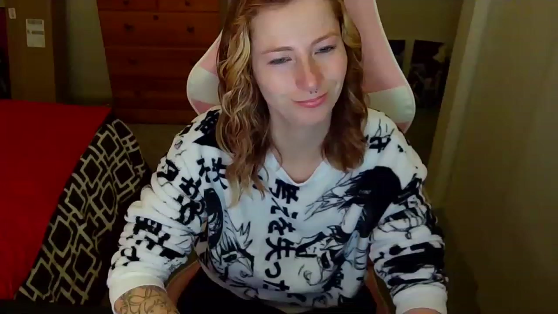 Gallery image thumbnail from Little_Lunar's myfreecams stream on, 12/19/2022, 24:50 image 2 of 20