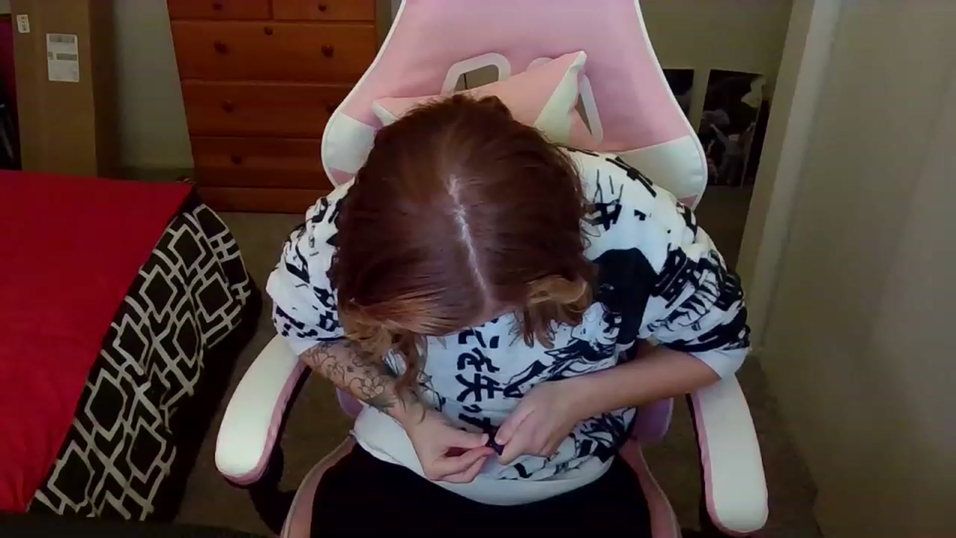 Gallery image thumbnail from Little_Lunar's myfreecams stream on, 12/19/2022, 24:50 image 17 of 20