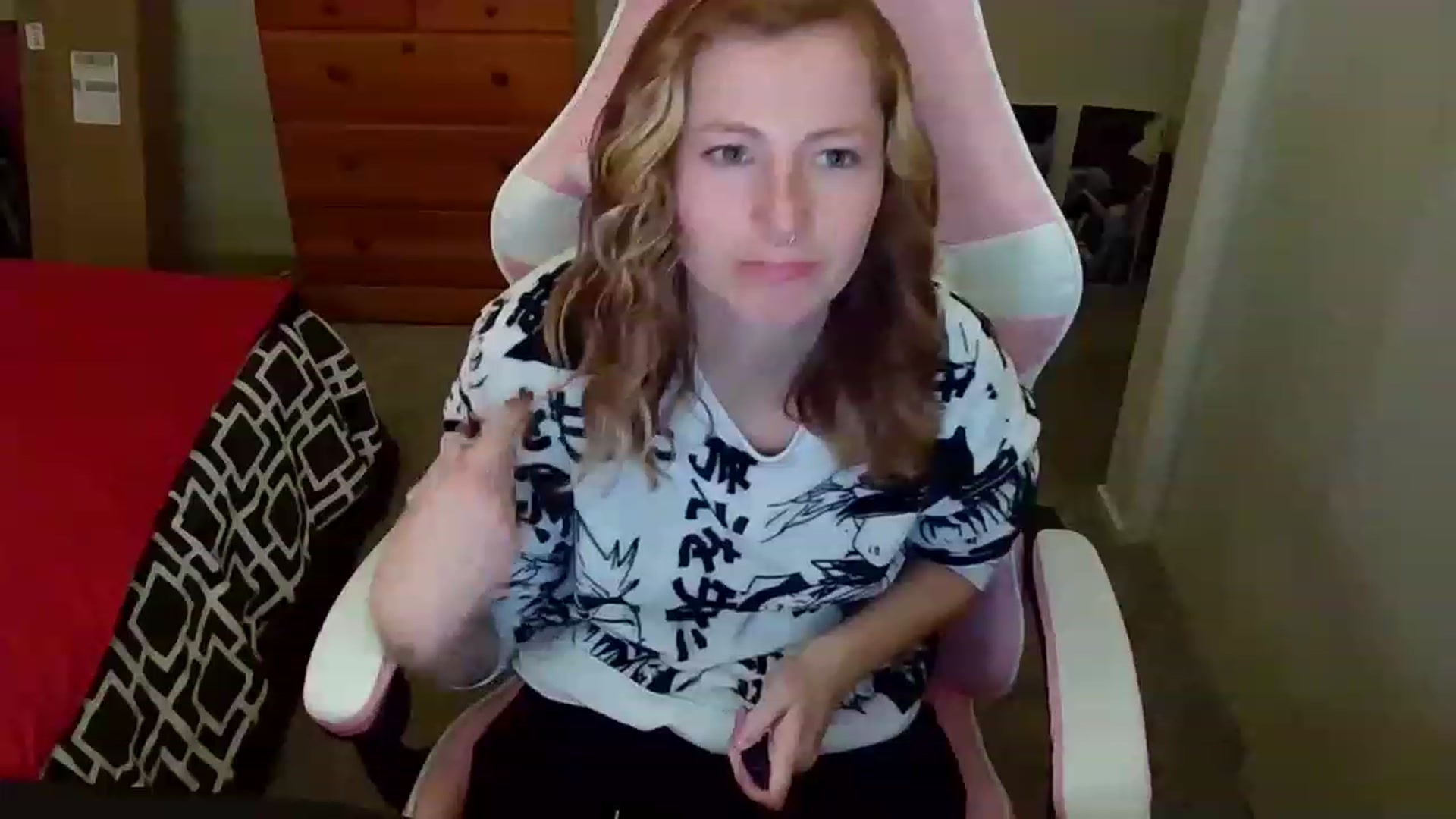 Gallery image thumbnail from Little_Lunar's myfreecams stream on, 12/19/2022, 24:50 image 16 of 20