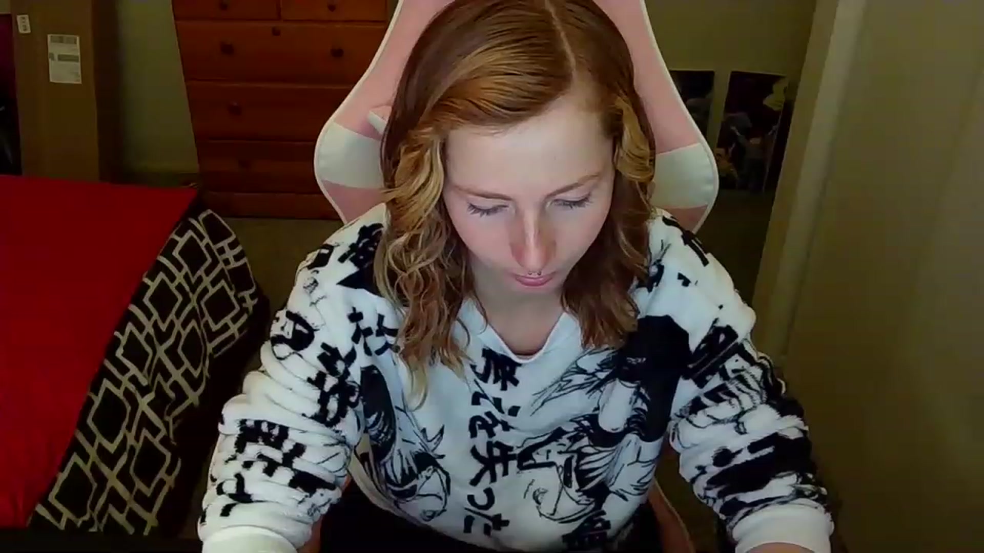 Gallery image thumbnail from Little_Lunar's myfreecams stream on, 12/19/2022, 24:50 image 9 of 20