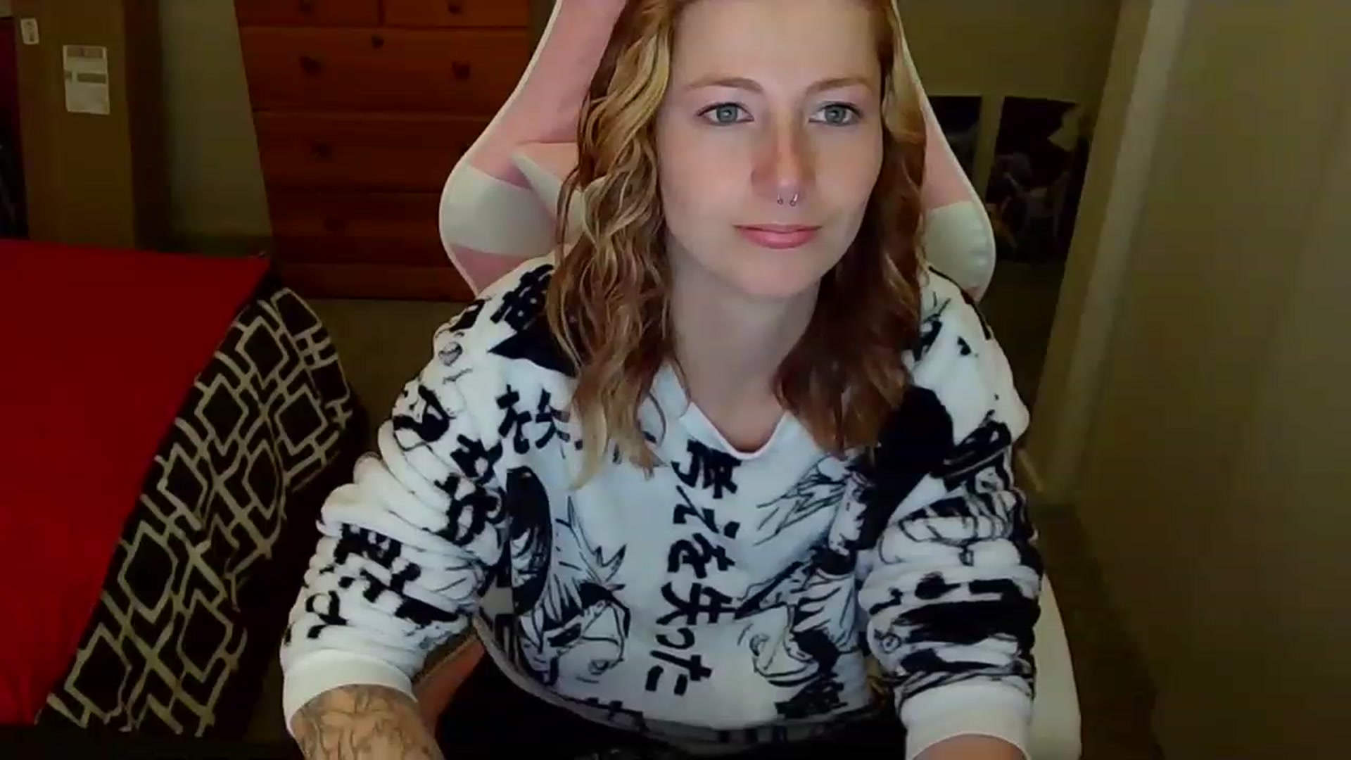 Gallery image thumbnail from Little_Lunar's myfreecams stream on, 12/19/2022, 24:50 image 6 of 20