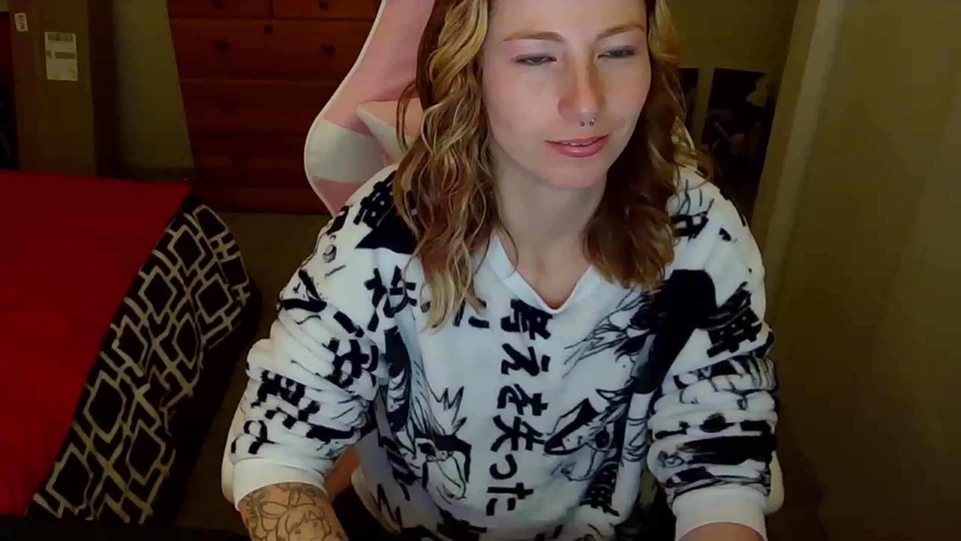 Gallery image thumbnail from Little_Lunar's myfreecams stream on, 12/19/2022, 24:50 image 20 of 20