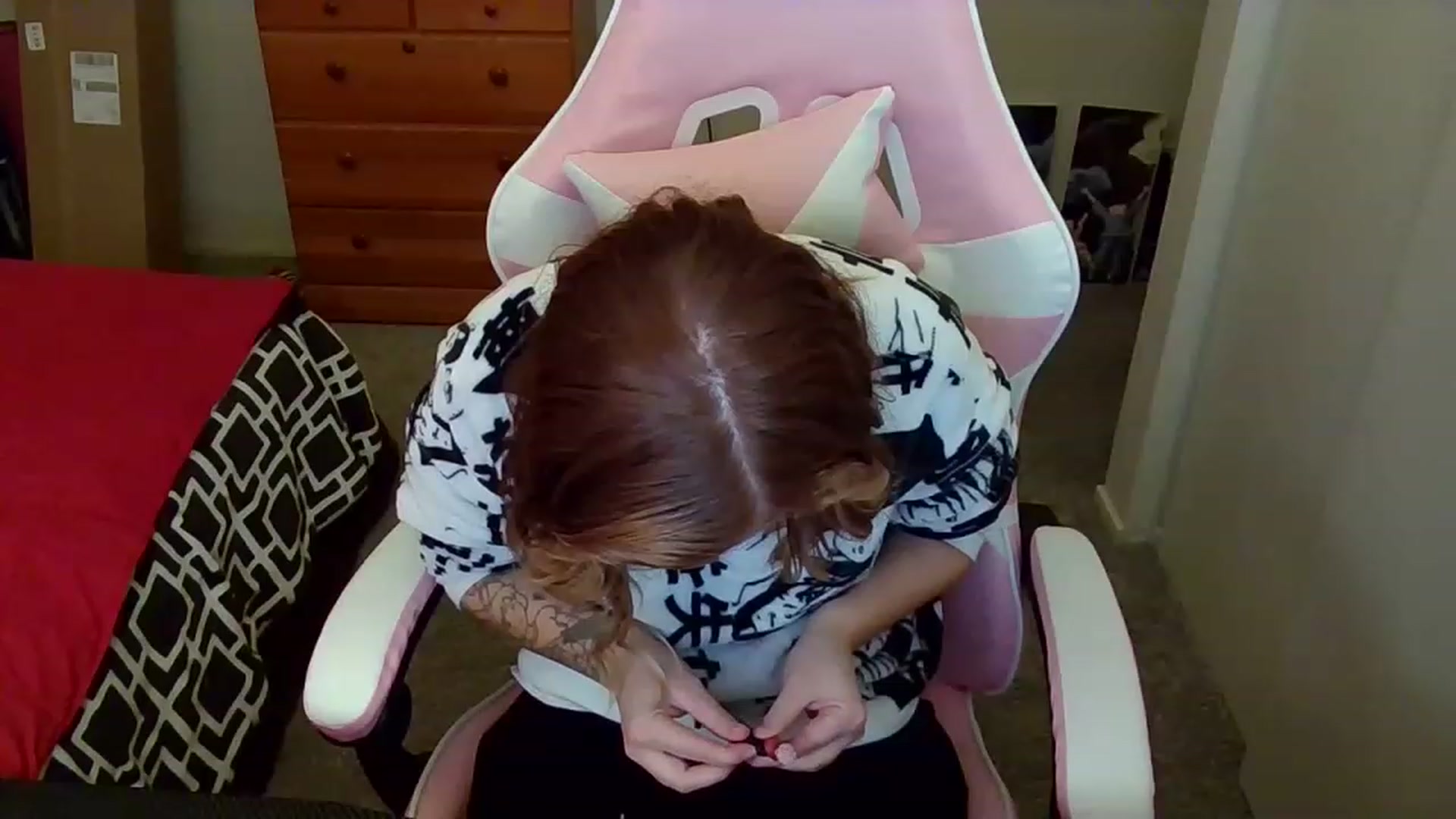 Gallery image thumbnail from Little_Lunar's myfreecams stream on, 12/19/2022, 24:50 image 14 of 20