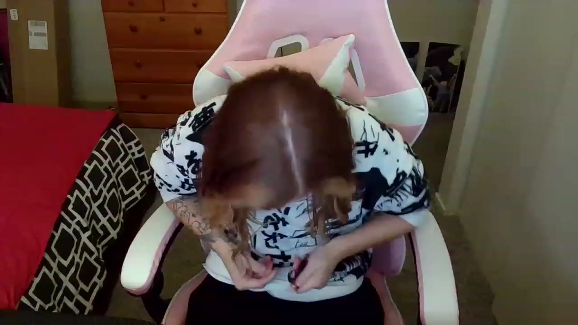 Gallery image thumbnail from Little_Lunar's myfreecams stream on, 12/19/2022, 24:50 image 13 of 20