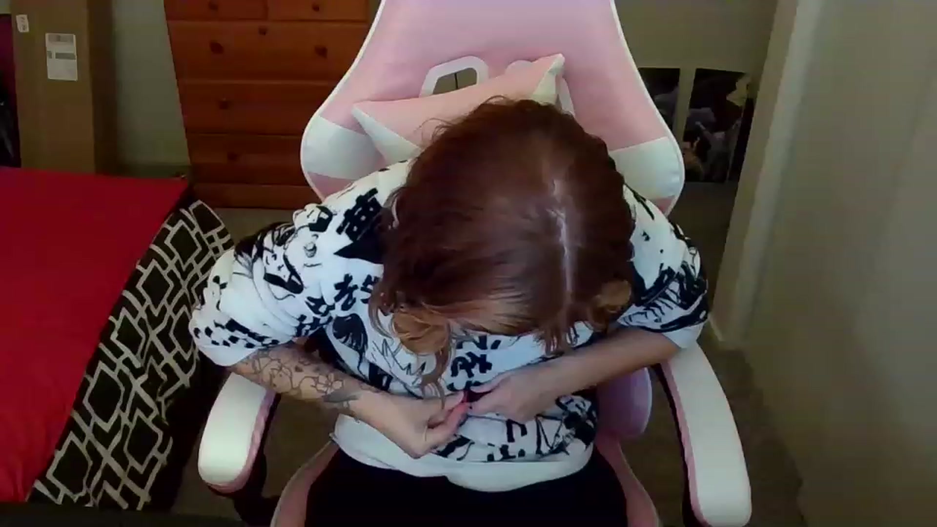 Gallery image thumbnail from Little_Lunar's myfreecams stream on, 12/19/2022, 24:50 image 11 of 20