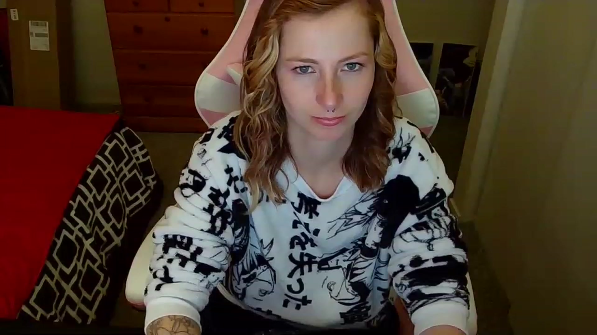 Gallery image thumbnail from Little_Lunar's myfreecams stream on, 12/19/2022, 24:50 image 7 of 20