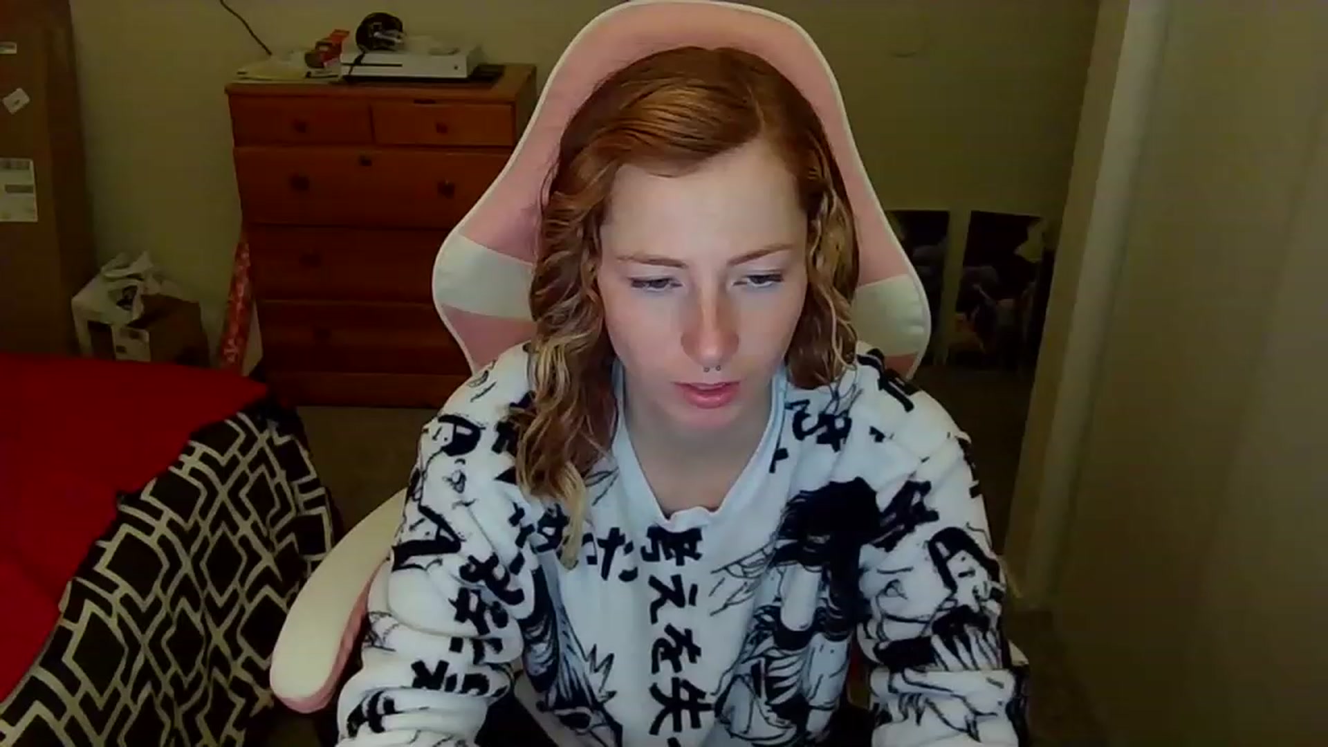 Gallery image thumbnail from Little_Lunar's myfreecams stream on, 12/24/2022, 14:08 image 18 of 20
