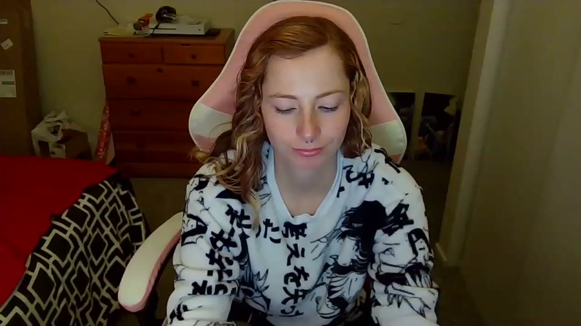 Gallery image thumbnail from Little_Lunar's myfreecams stream on, 12/24/2022, 14:08 image 10 of 20