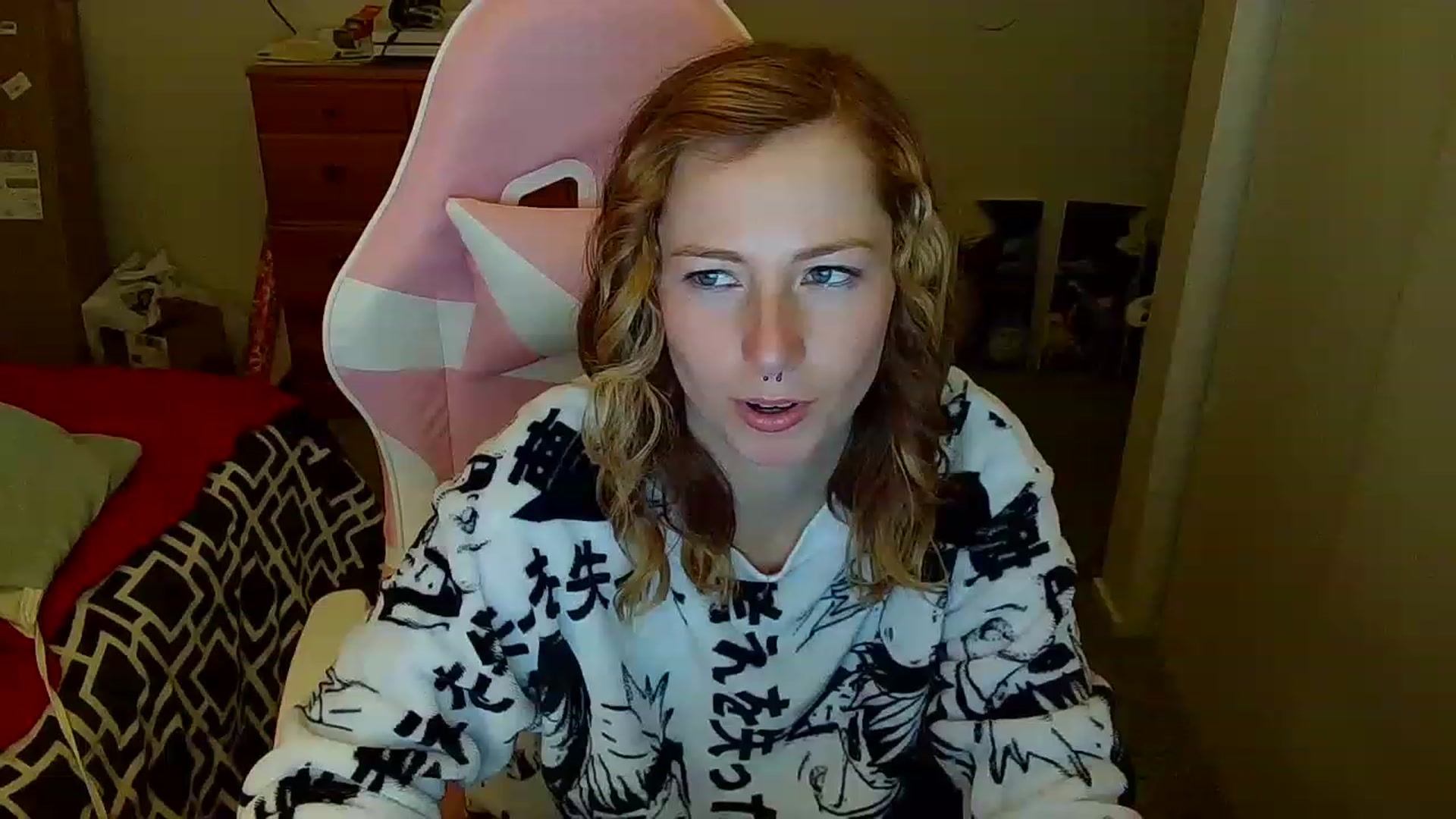 Gallery image thumbnail from Little_Lunar's myfreecams stream on, 12/24/2022, 17:43 image 7 of 20
