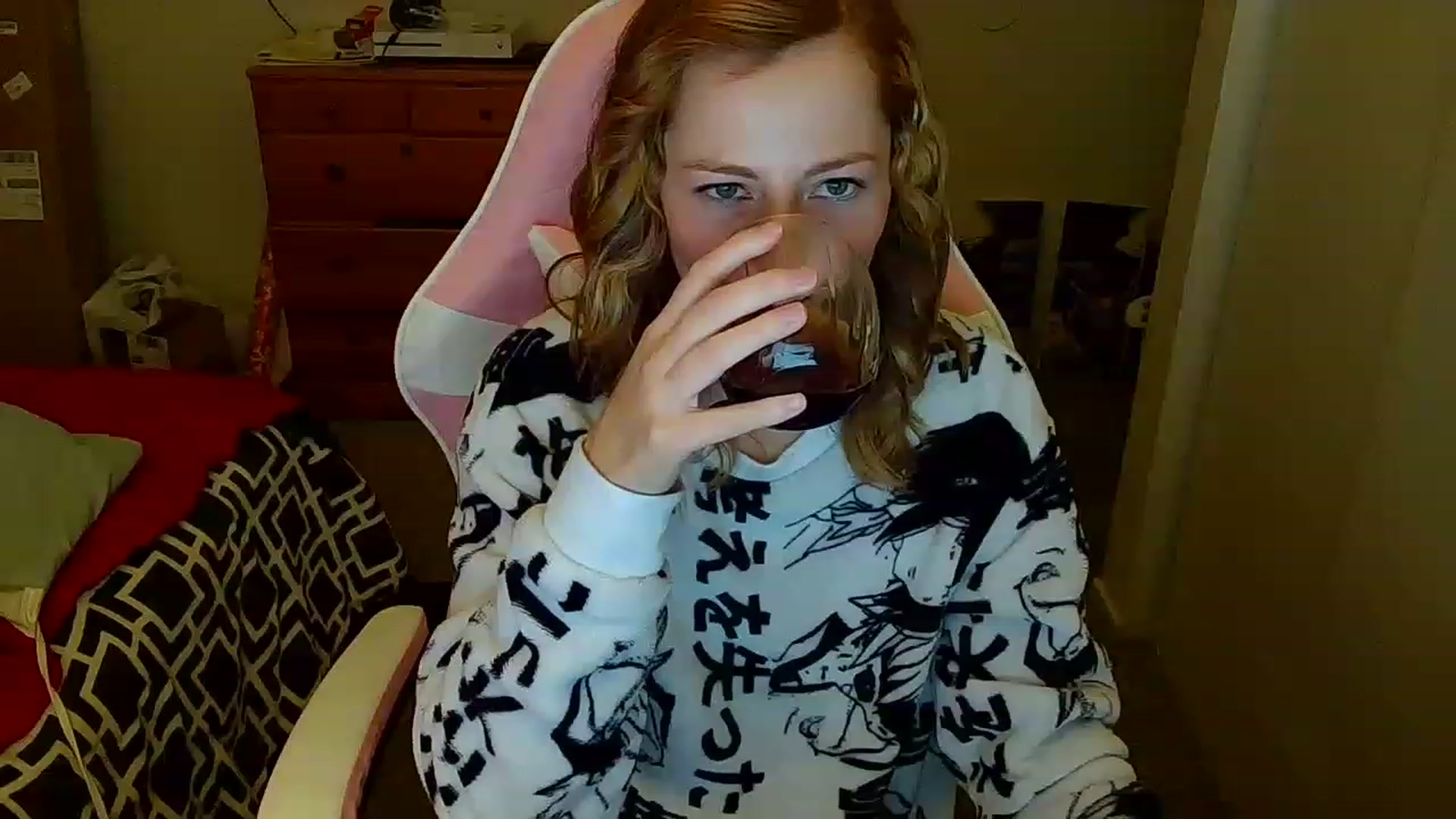 Gallery image thumbnail from Little_Lunar's myfreecams stream on, 12/24/2022, 17:43 image 17 of 20