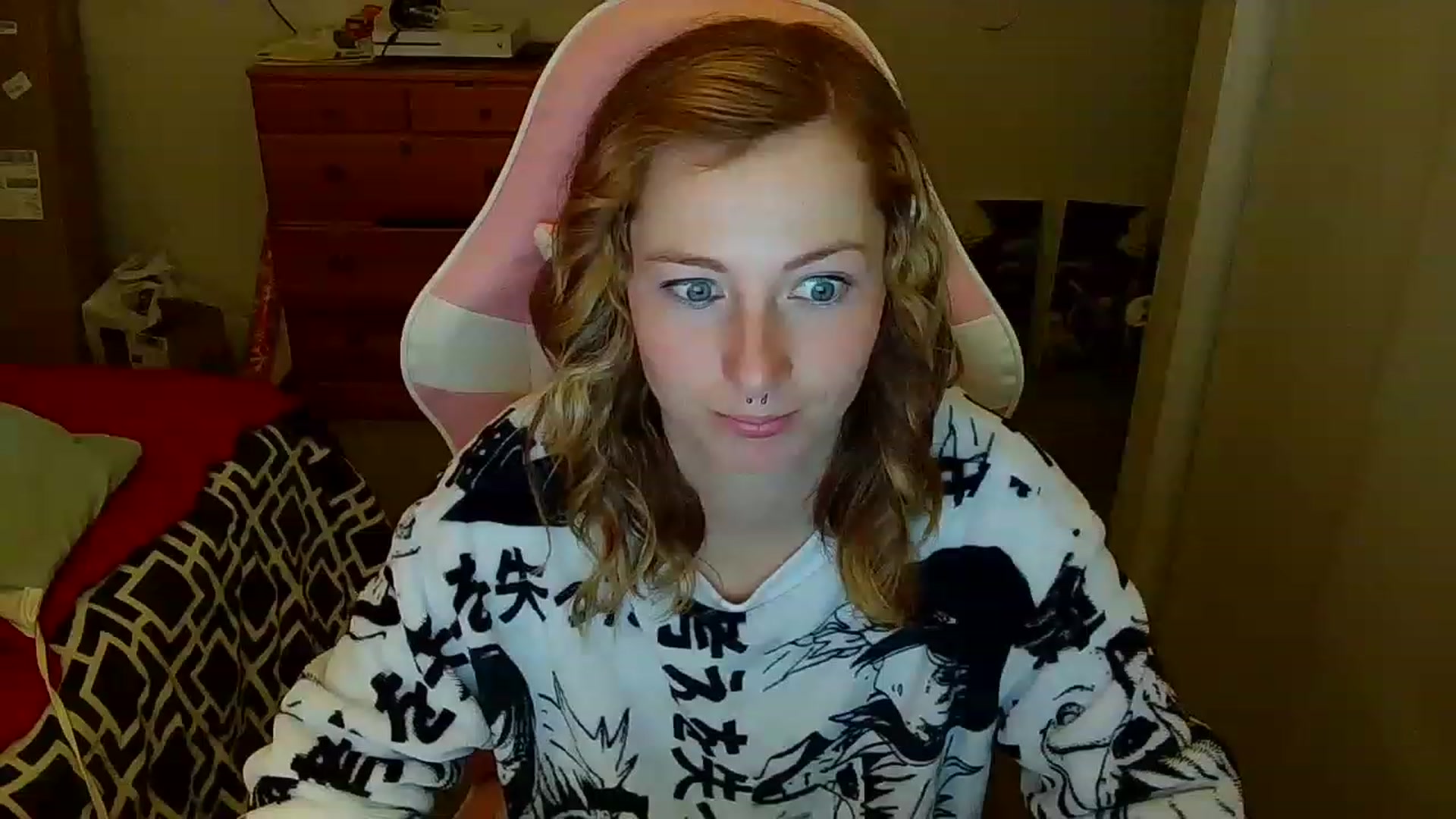Gallery image thumbnail from Little_Lunar's myfreecams stream on, 12/24/2022, 17:43 image 18 of 20