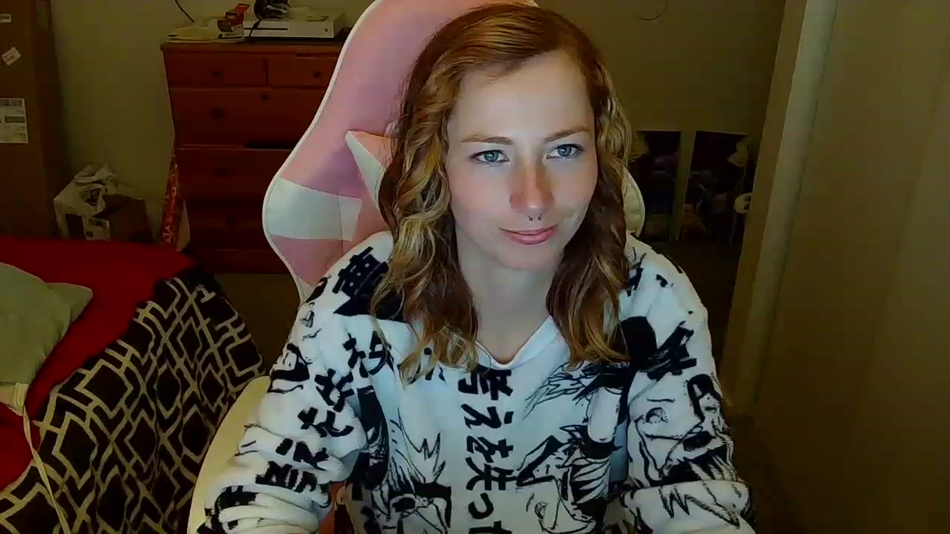 Gallery image thumbnail from Little_Lunar's myfreecams stream on, 12/24/2022, 17:43 image 11 of 20
