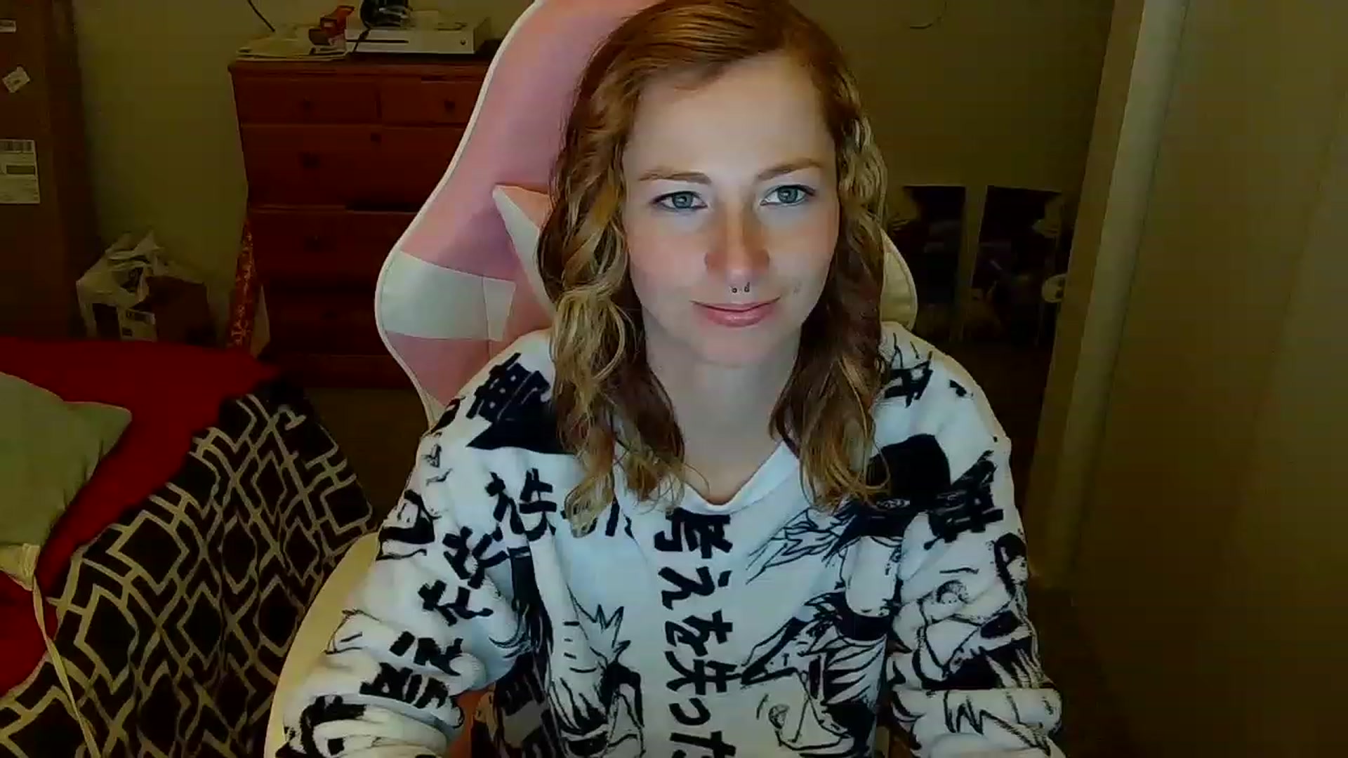 Gallery image thumbnail from Little_Lunar's myfreecams stream on, 12/24/2022, 17:43 image 9 of 20