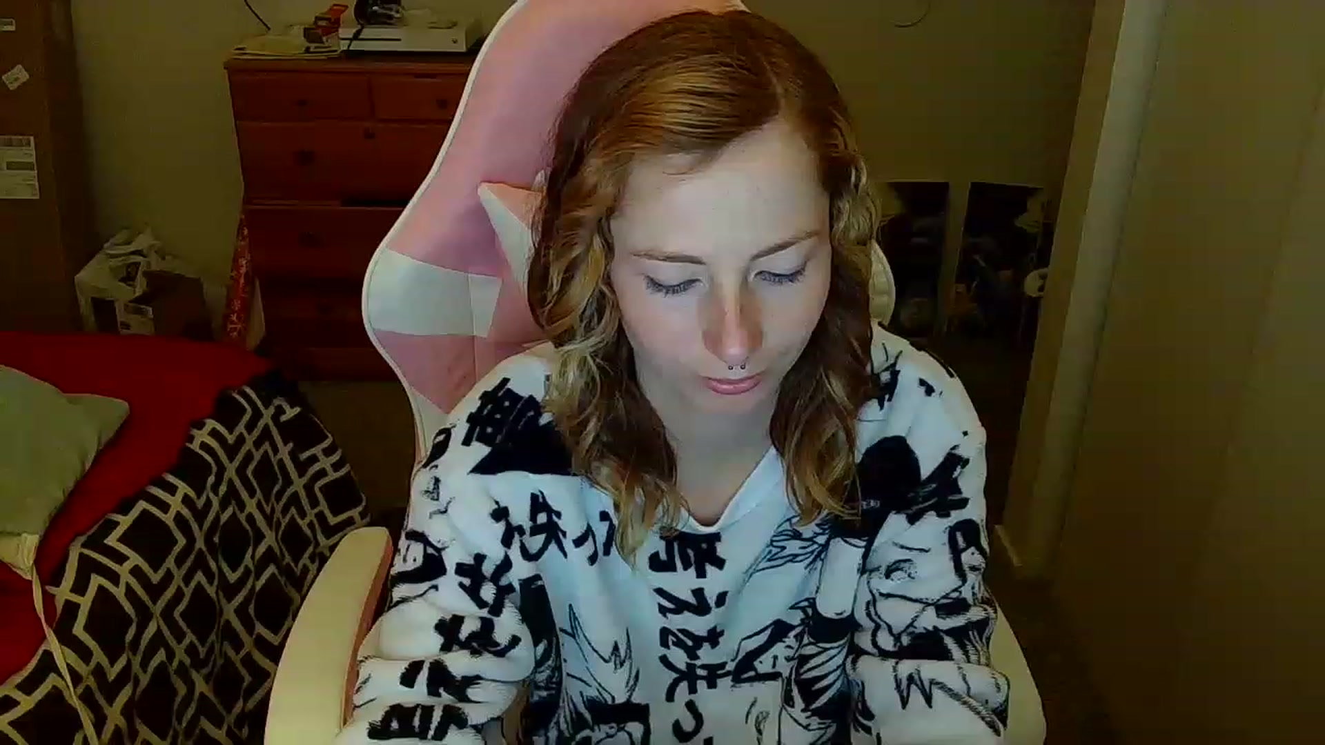 Gallery image thumbnail from Little_Lunar's myfreecams stream on, 12/24/2022, 17:43 image 10 of 20