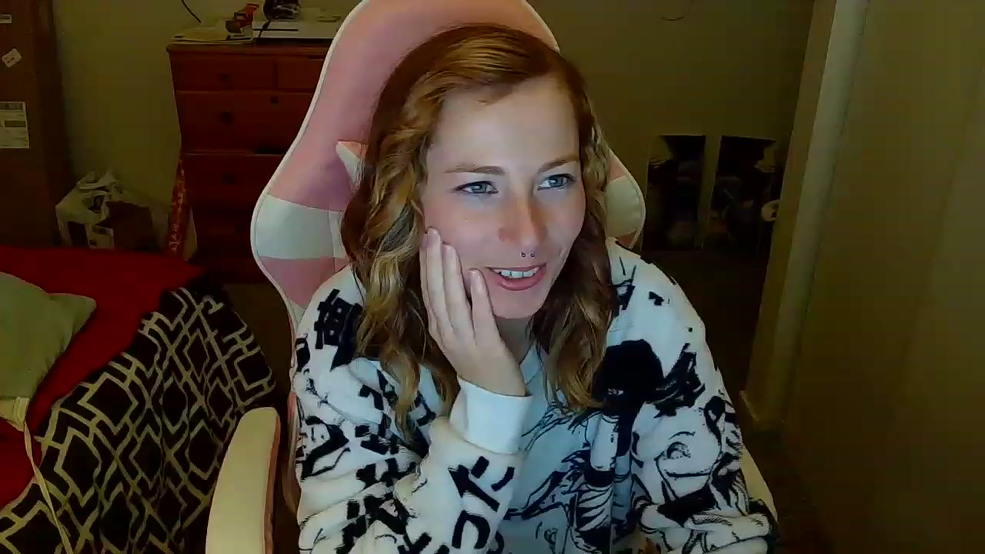 Gallery image thumbnail from Little_Lunar's myfreecams stream on, 12/24/2022, 17:43 image 16 of 20