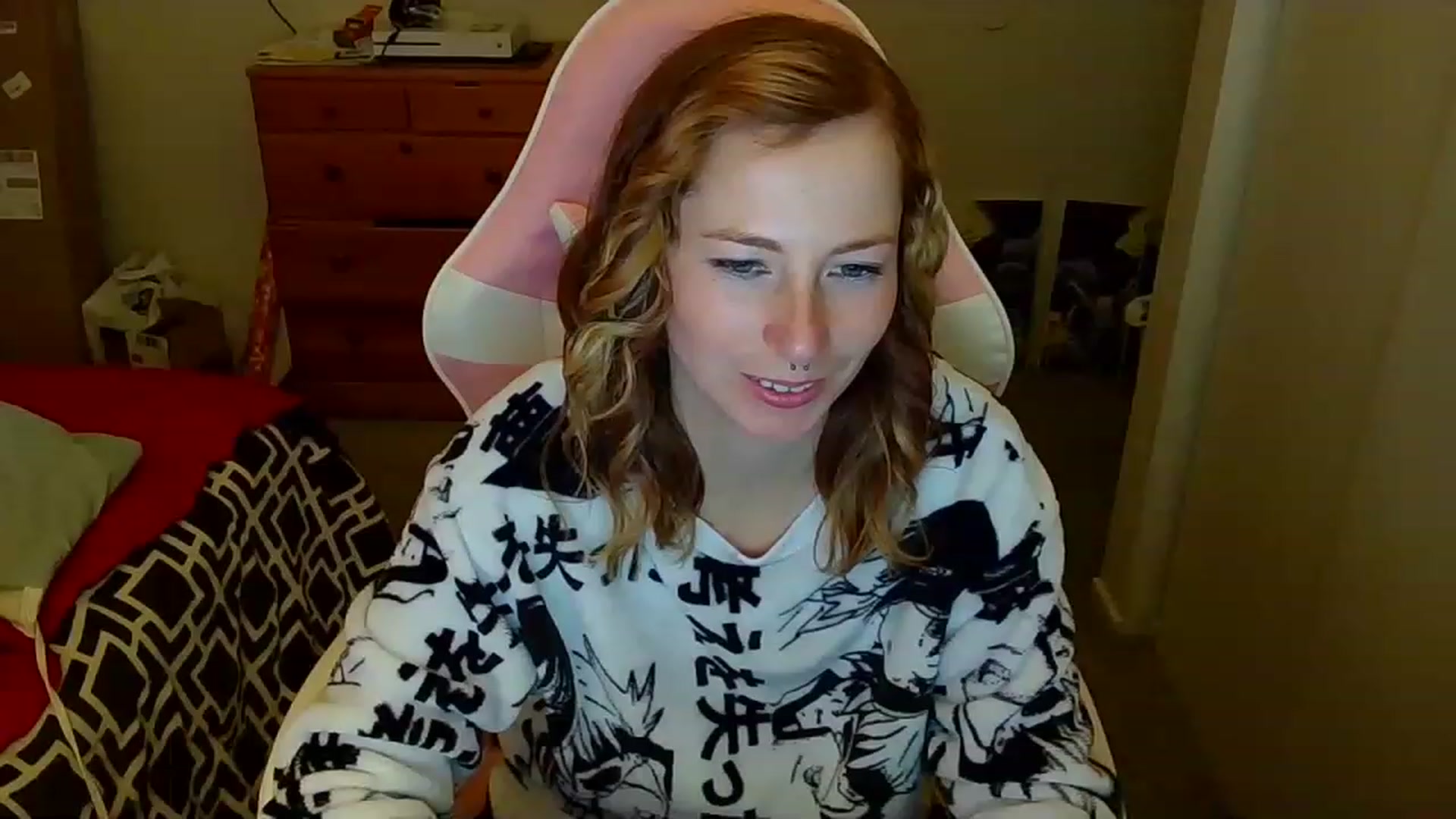 Gallery image thumbnail from Little_Lunar's myfreecams stream on, 12/24/2022, 17:43 image 4 of 20