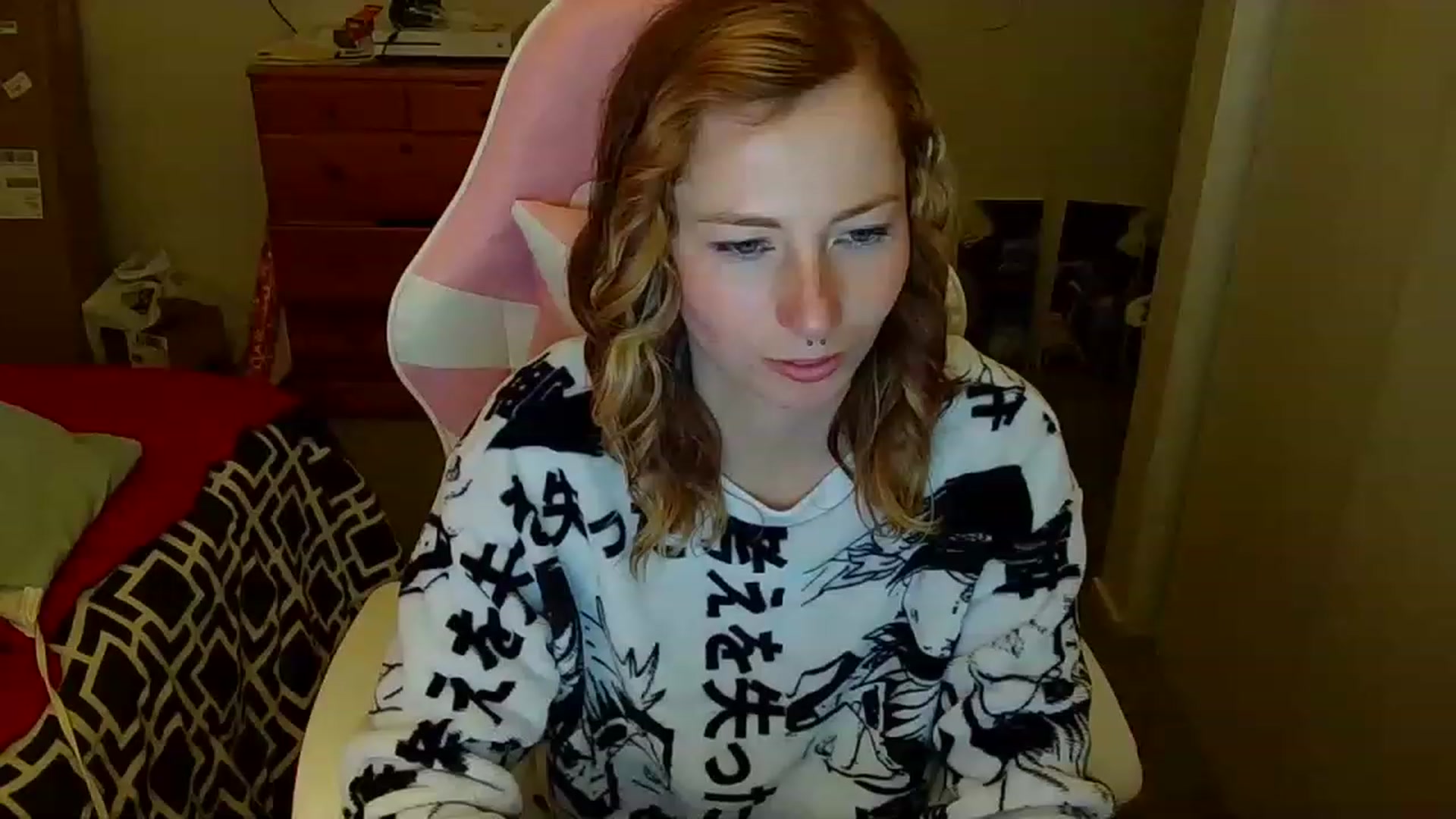Gallery image thumbnail from Little_Lunar's myfreecams stream on, 12/24/2022, 17:43 image 5 of 20