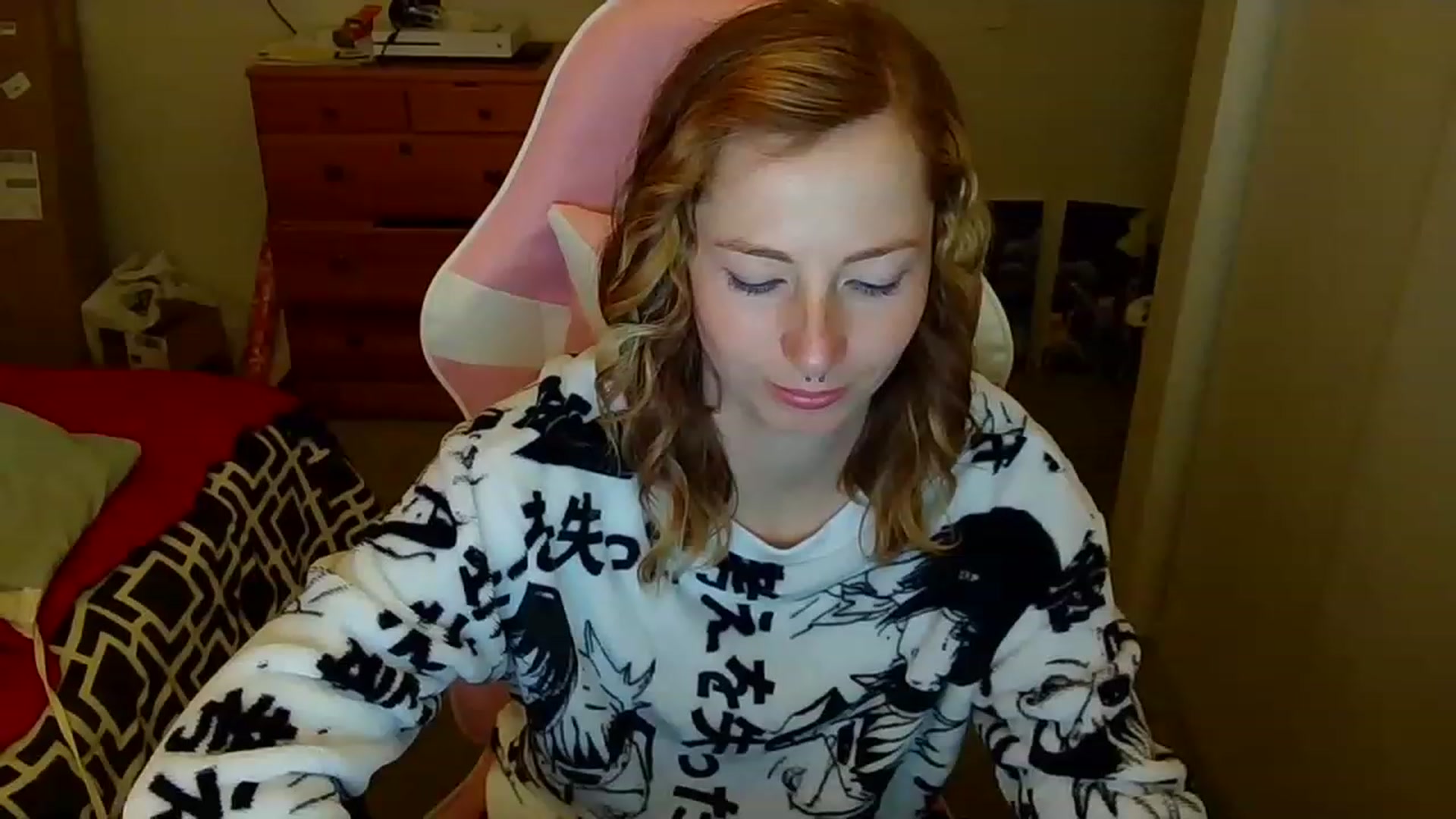 Gallery image thumbnail from Little_Lunar's myfreecams stream on, 12/24/2022, 17:43 image 2 of 20
