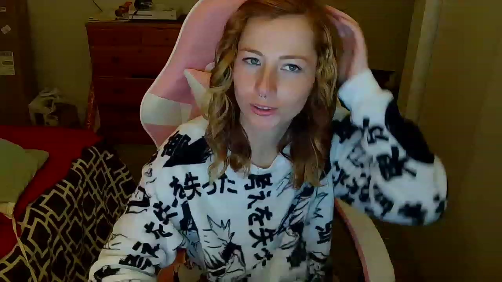 Gallery image thumbnail from Little_Lunar's myfreecams stream on, 12/24/2022, 17:43 image 8 of 20