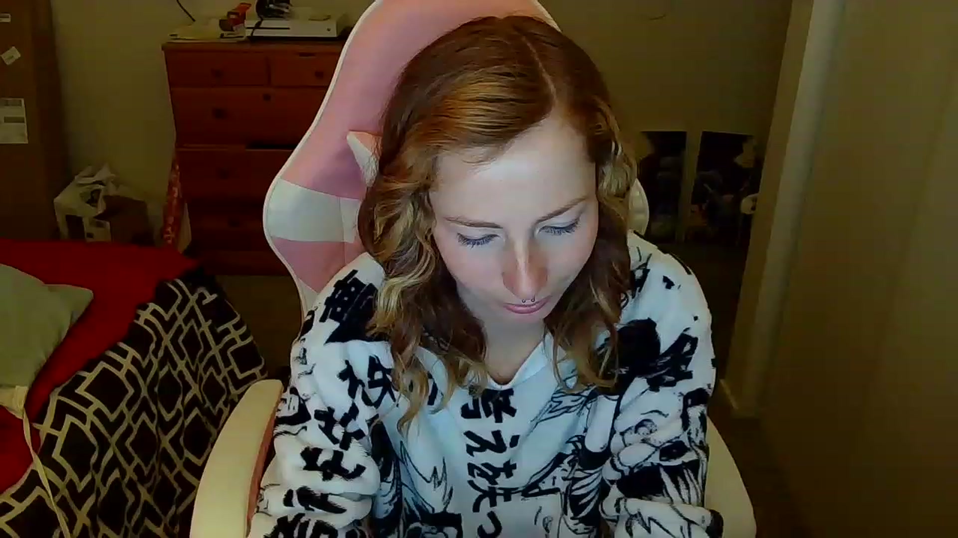 Gallery image thumbnail from Little_Lunar's myfreecams stream on, 12/24/2022, 17:43 image 12 of 20
