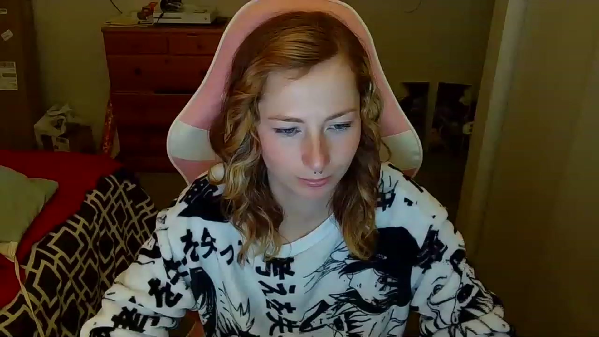 Gallery image thumbnail from Little_Lunar's myfreecams stream on, 12/24/2022, 17:43 image 19 of 20