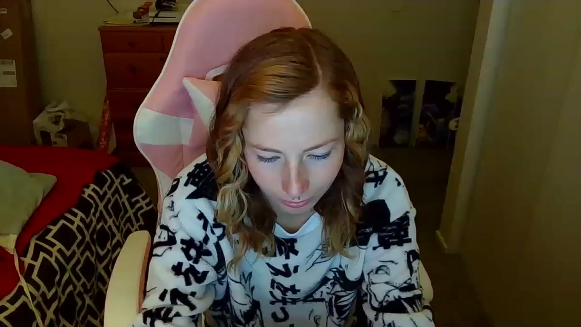 Gallery image thumbnail from Little_Lunar's myfreecams stream on, 12/24/2022, 17:43 image 6 of 20