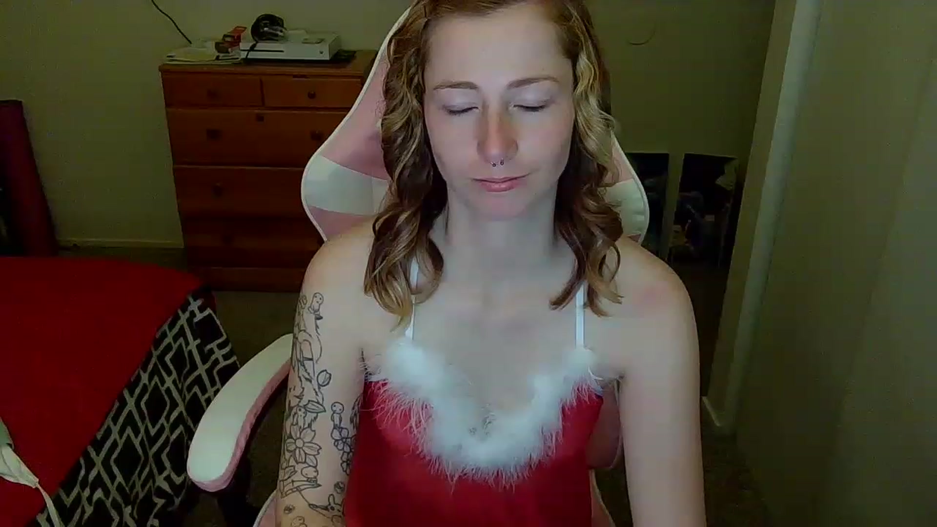 Gallery image thumbnail from Little_Lunar's myfreecams stream on, 12/26/2022, 06:00 image 18 of 20