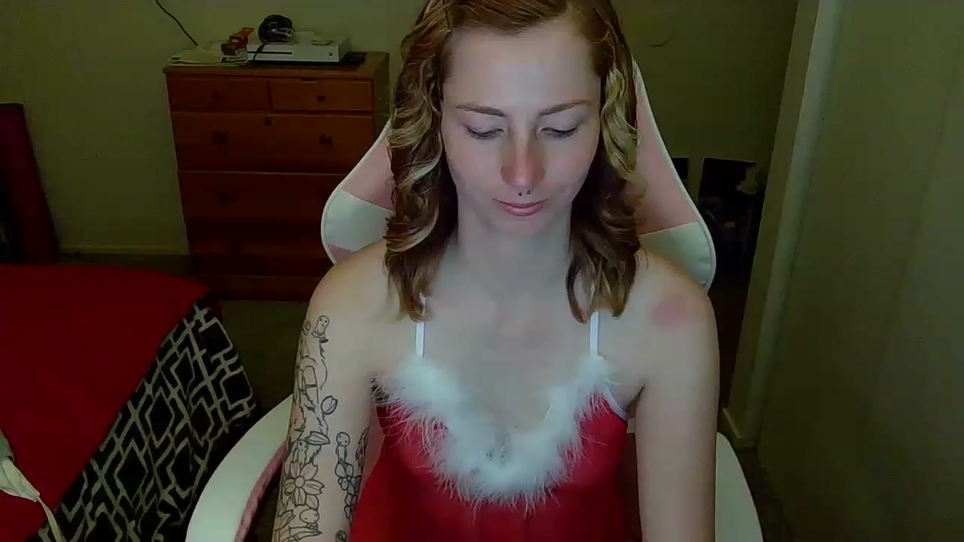 Gallery image thumbnail from Little_Lunar's myfreecams stream on, 12/26/2022, 06:00 image 12 of 20