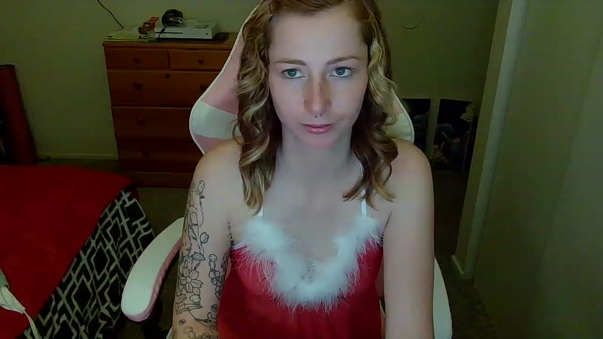 Gallery image thumbnail from Little_Lunar's myfreecams stream on, 12/26/2022, 06:00 image 17 of 20
