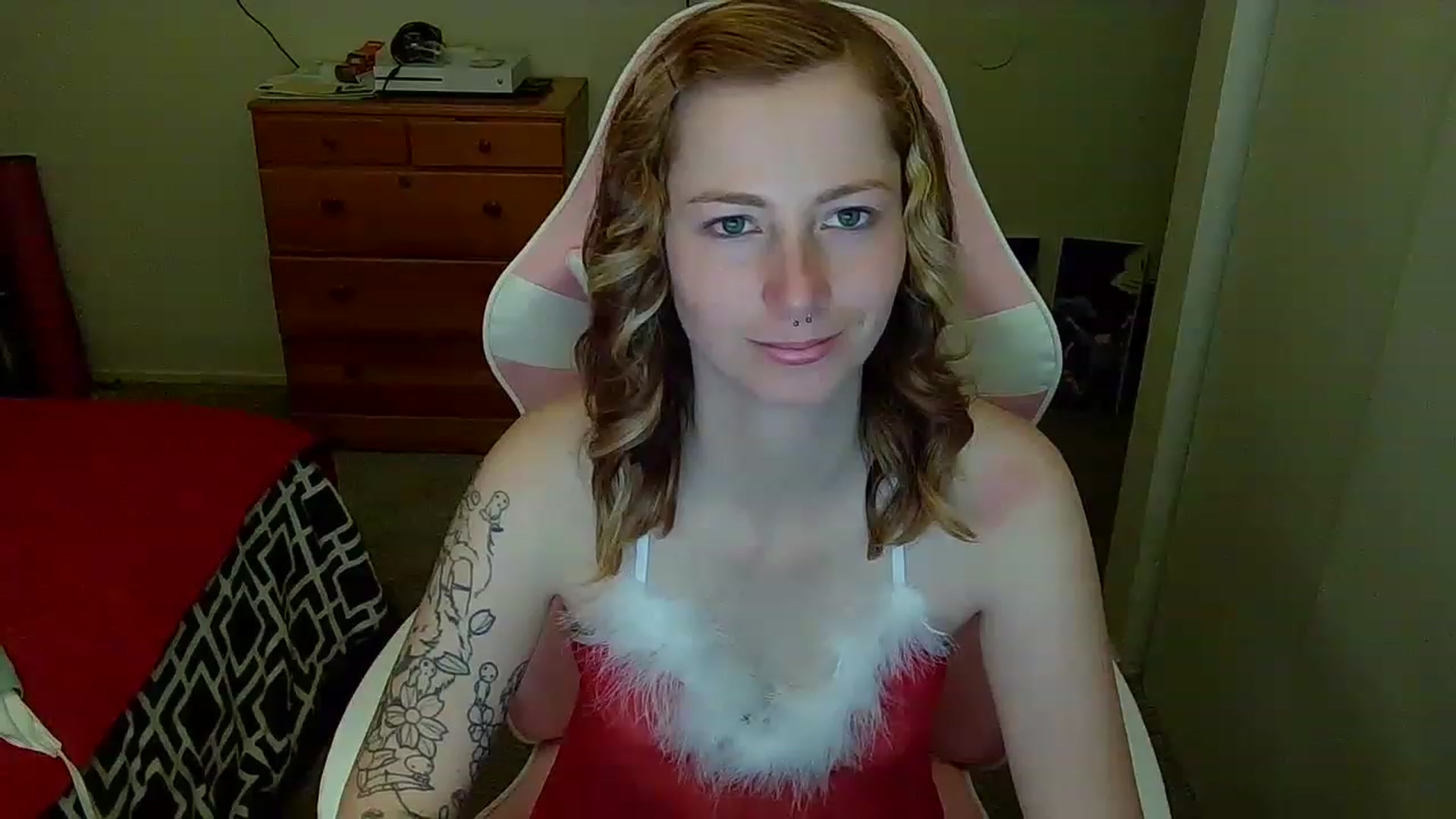 Gallery image thumbnail from Little_Lunar's myfreecams stream on, 12/26/2022, 06:00 image 3 of 20