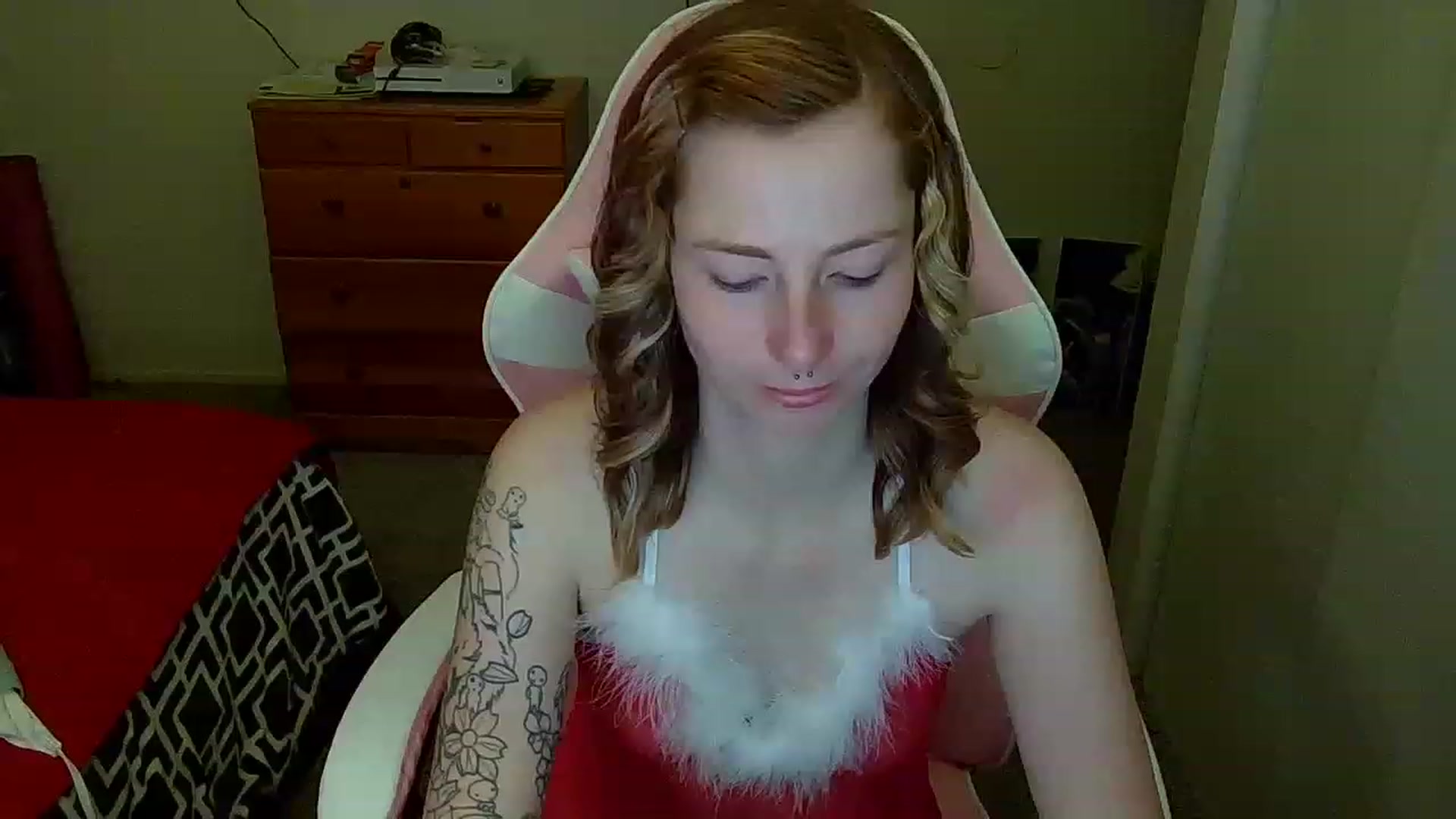Gallery image thumbnail from Little_Lunar's myfreecams stream on, 12/26/2022, 06:00 image 2 of 20
