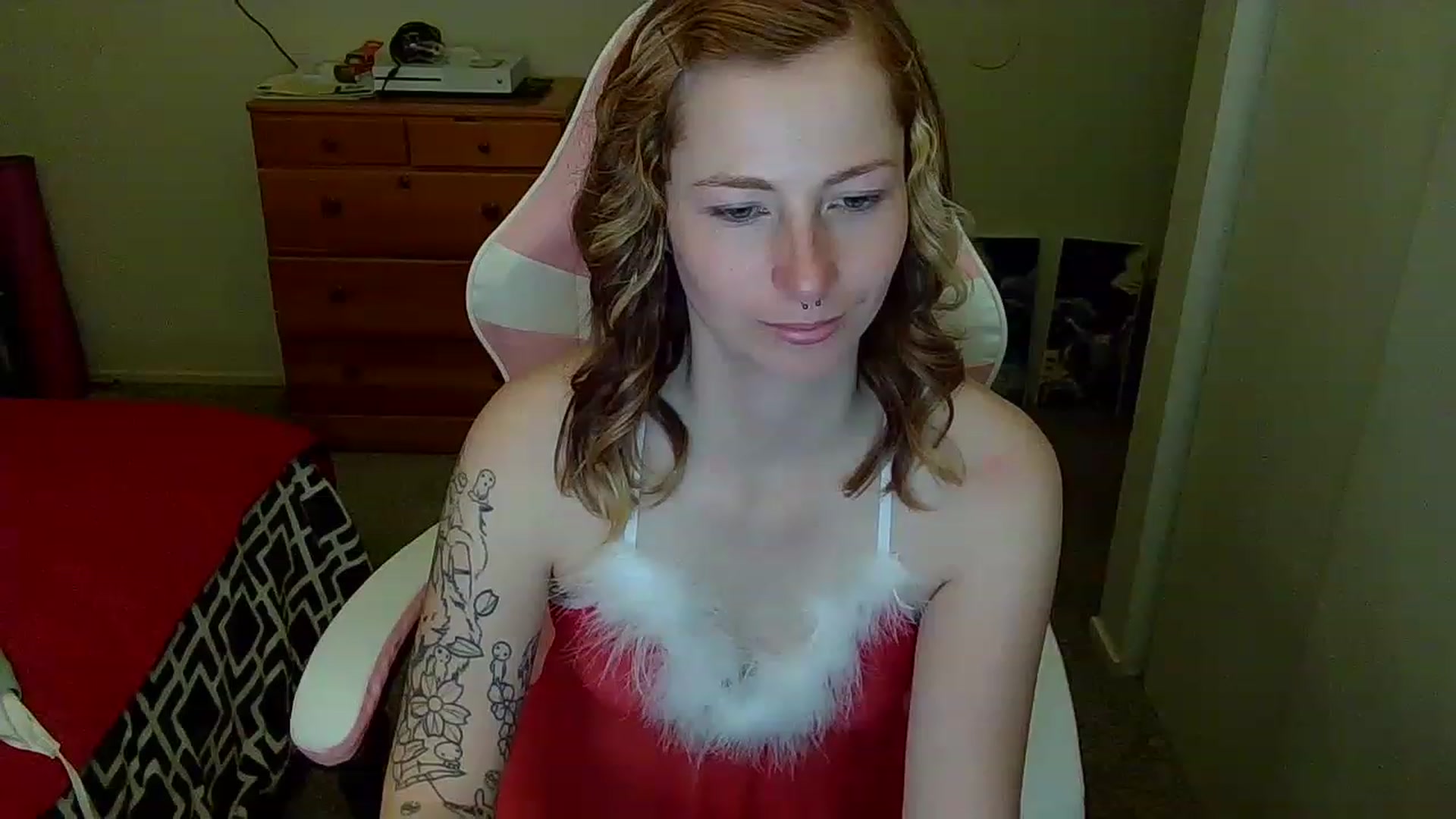 Gallery image thumbnail from Little_Lunar's myfreecams stream on, 12/26/2022, 06:00 image 19 of 20
