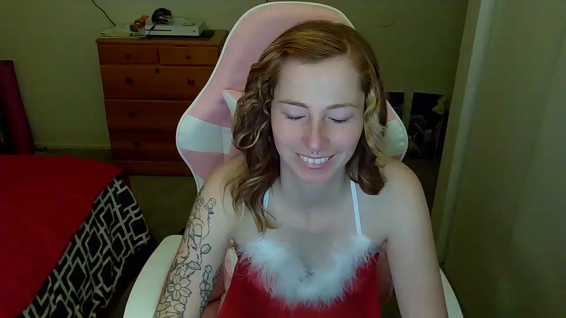 Gallery image thumbnail from Little_Lunar's myfreecams stream on, 12/26/2022, 07:32 image 12 of 20