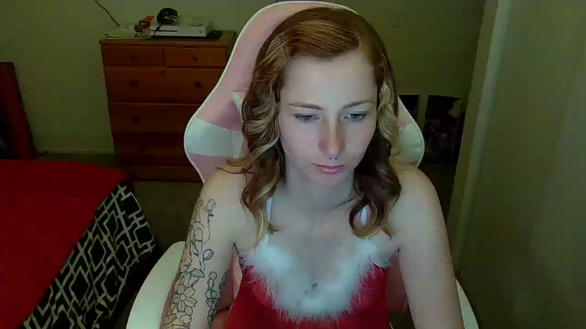 Gallery image thumbnail from Little_Lunar's myfreecams stream on, 12/26/2022, 07:32 image 4 of 20