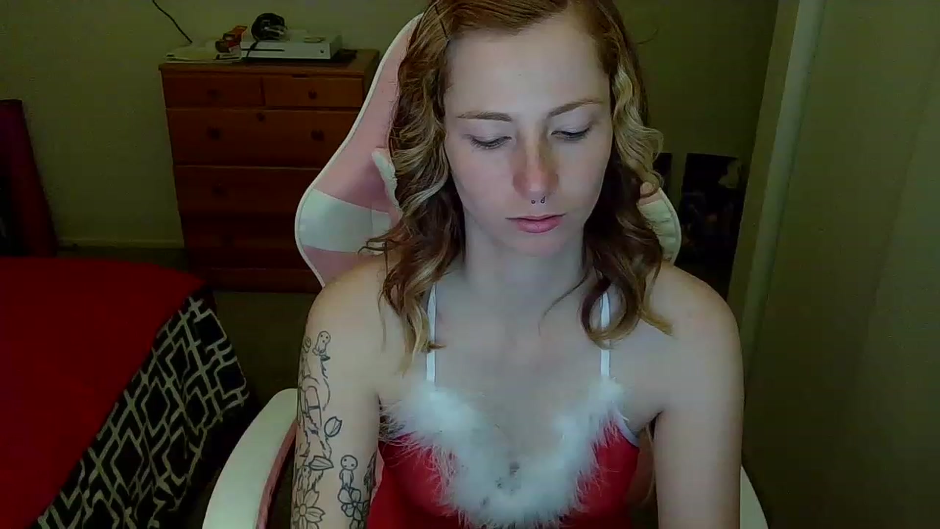 Gallery image thumbnail from Little_Lunar's myfreecams stream on, 12/26/2022, 07:32 image 3 of 20