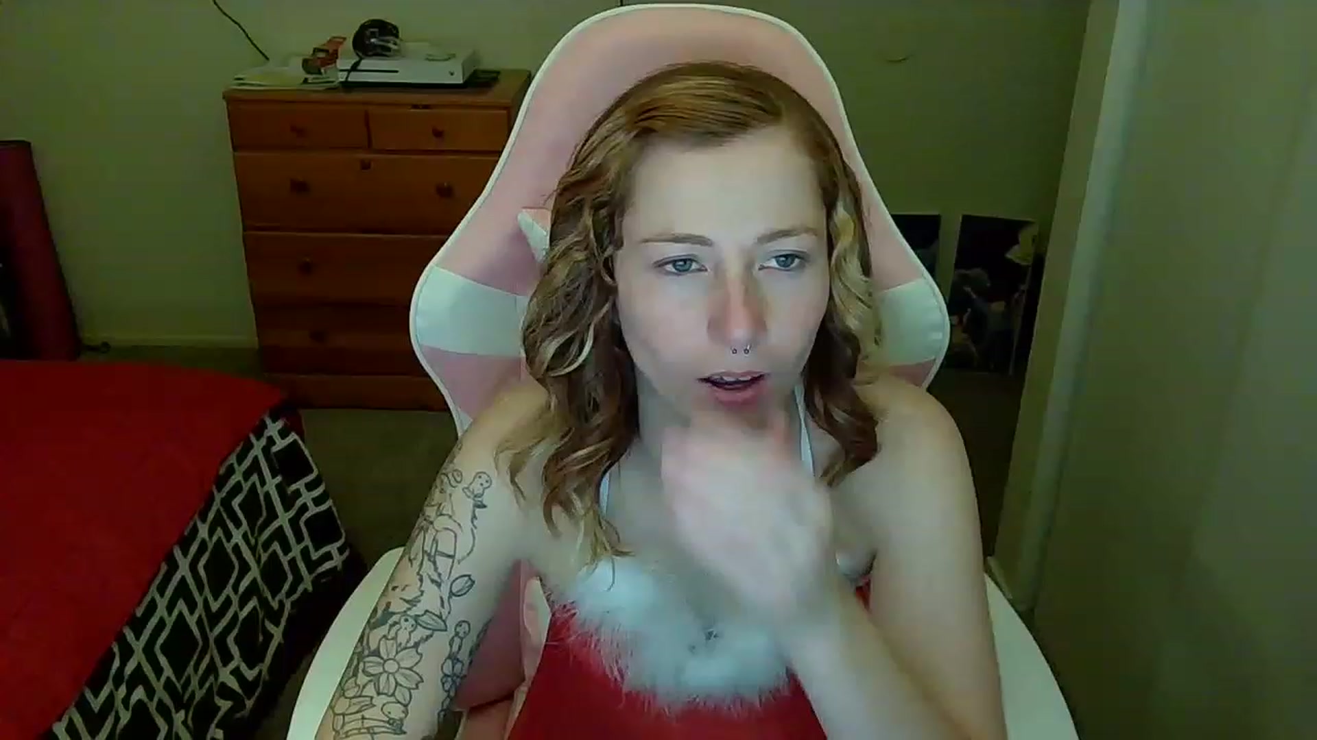 Gallery image thumbnail from Little_Lunar's myfreecams stream on, 12/26/2022, 07:32 image 15 of 20
