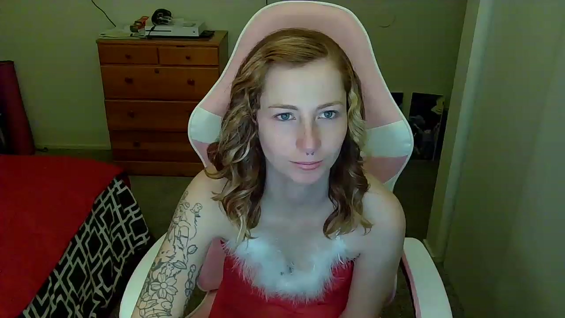 Gallery image thumbnail from Little_Lunar's myfreecams stream on, 12/26/2022, 07:32 image 17 of 20