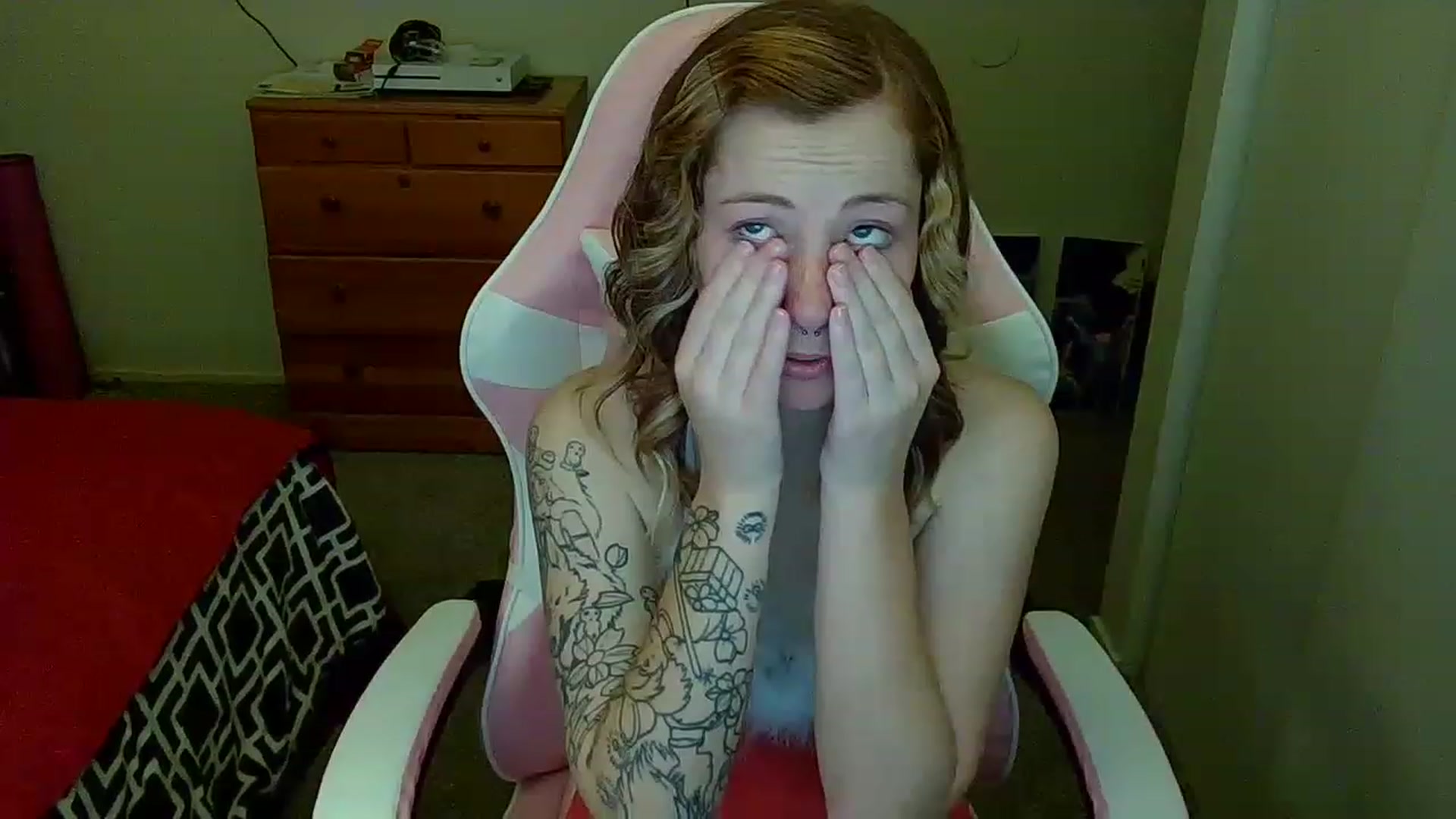 Gallery image thumbnail from Little_Lunar's myfreecams stream on, 12/26/2022, 07:32 image 6 of 20