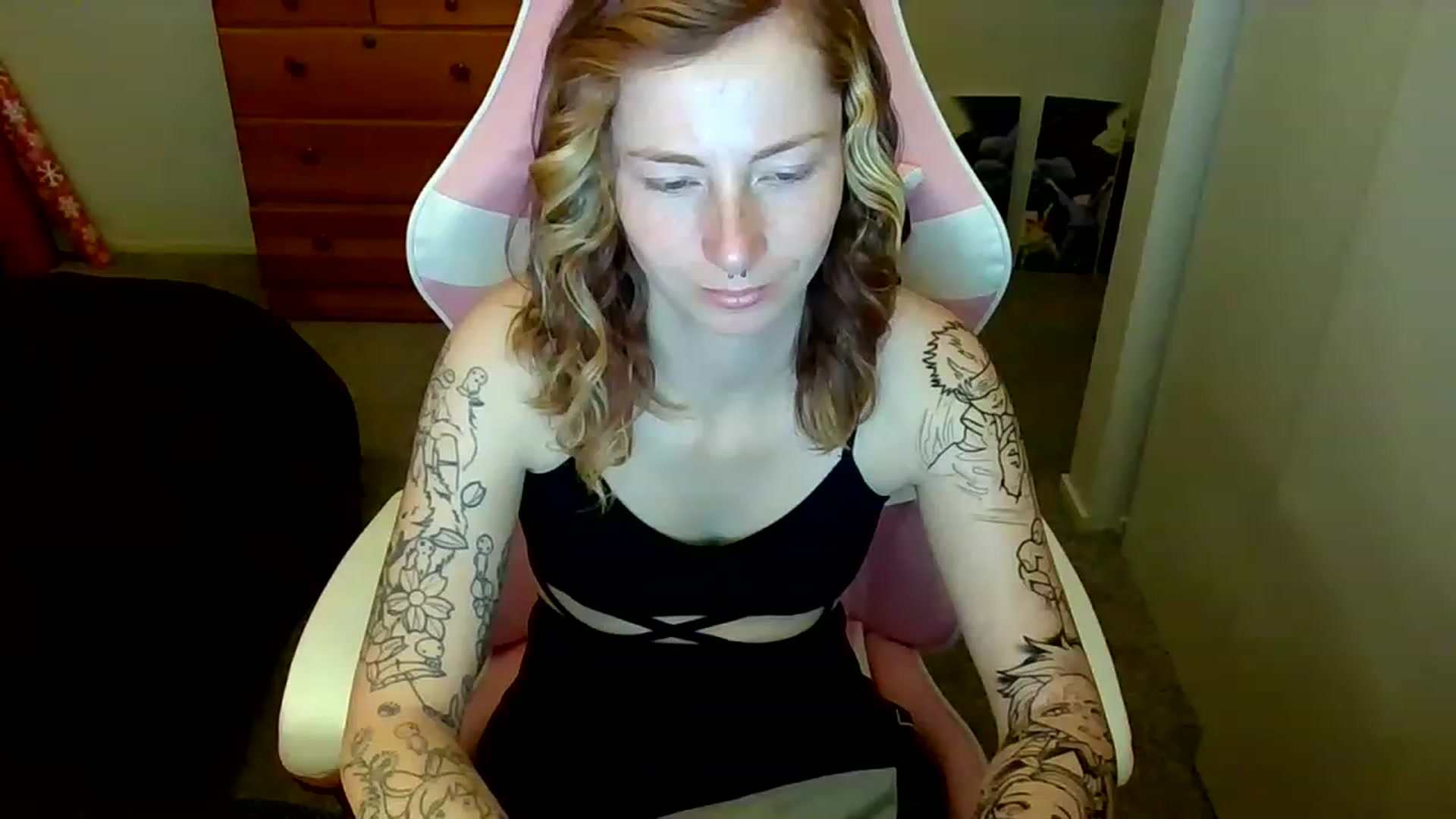 Gallery image thumbnail from Little_Lunar's myfreecams stream on, 01/02/2023, 16:28 image 10 of 20