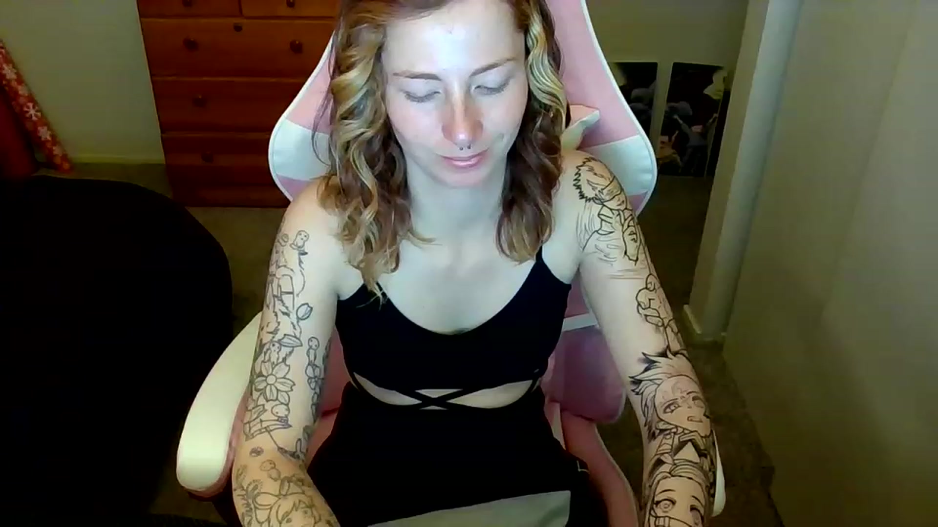 Gallery image thumbnail from Little_Lunar's myfreecams stream on, 01/02/2023, 16:28 image 3 of 20