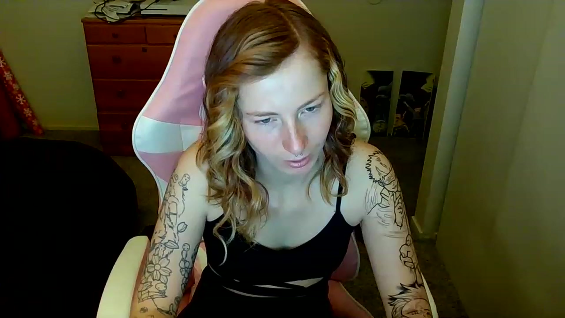 Gallery image thumbnail from Little_Lunar's myfreecams stream on, 01/02/2023, 16:28 image 13 of 20