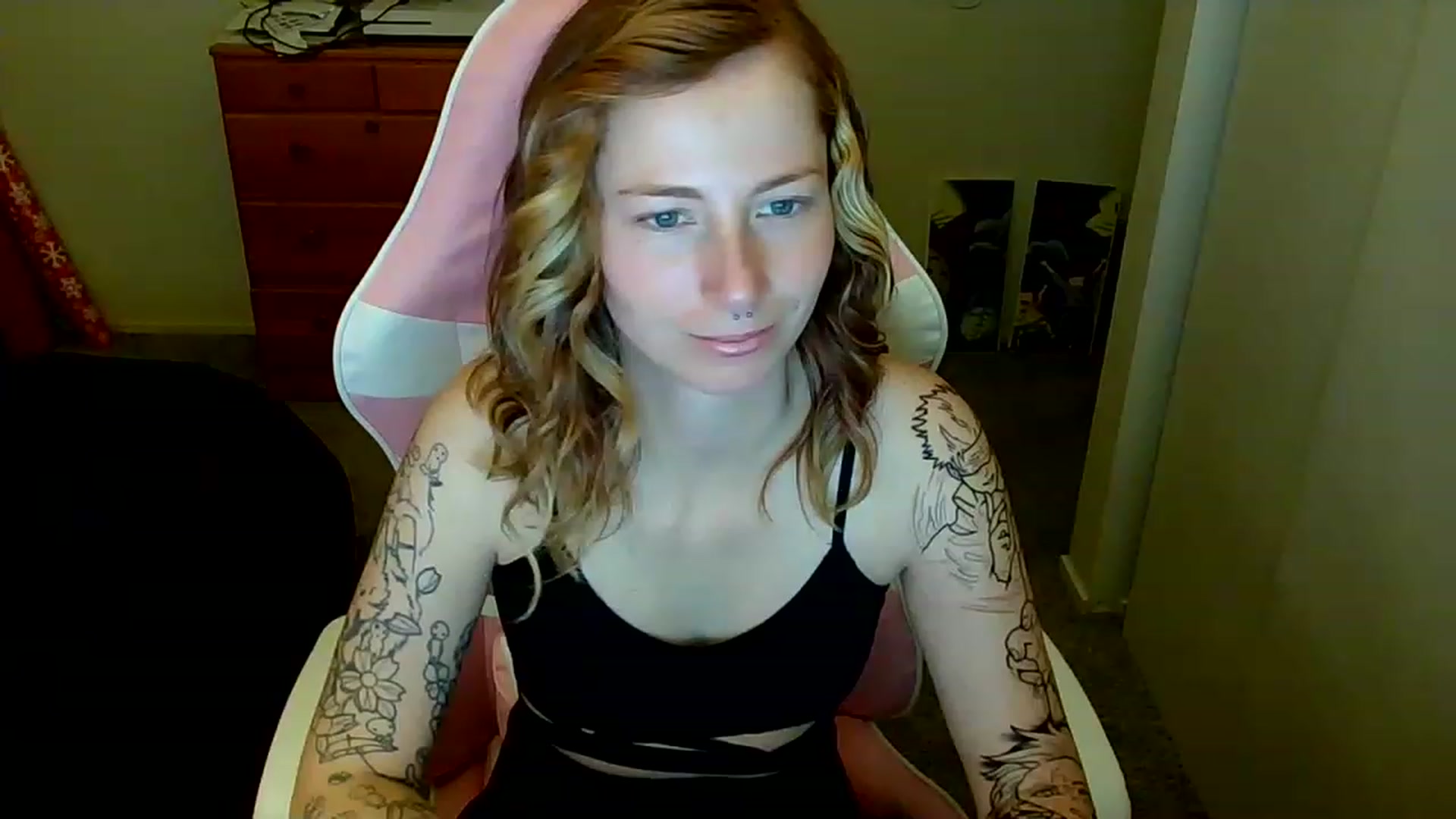 Gallery image thumbnail from Little_Lunar's myfreecams stream on, 01/02/2023, 16:28 image 18 of 20
