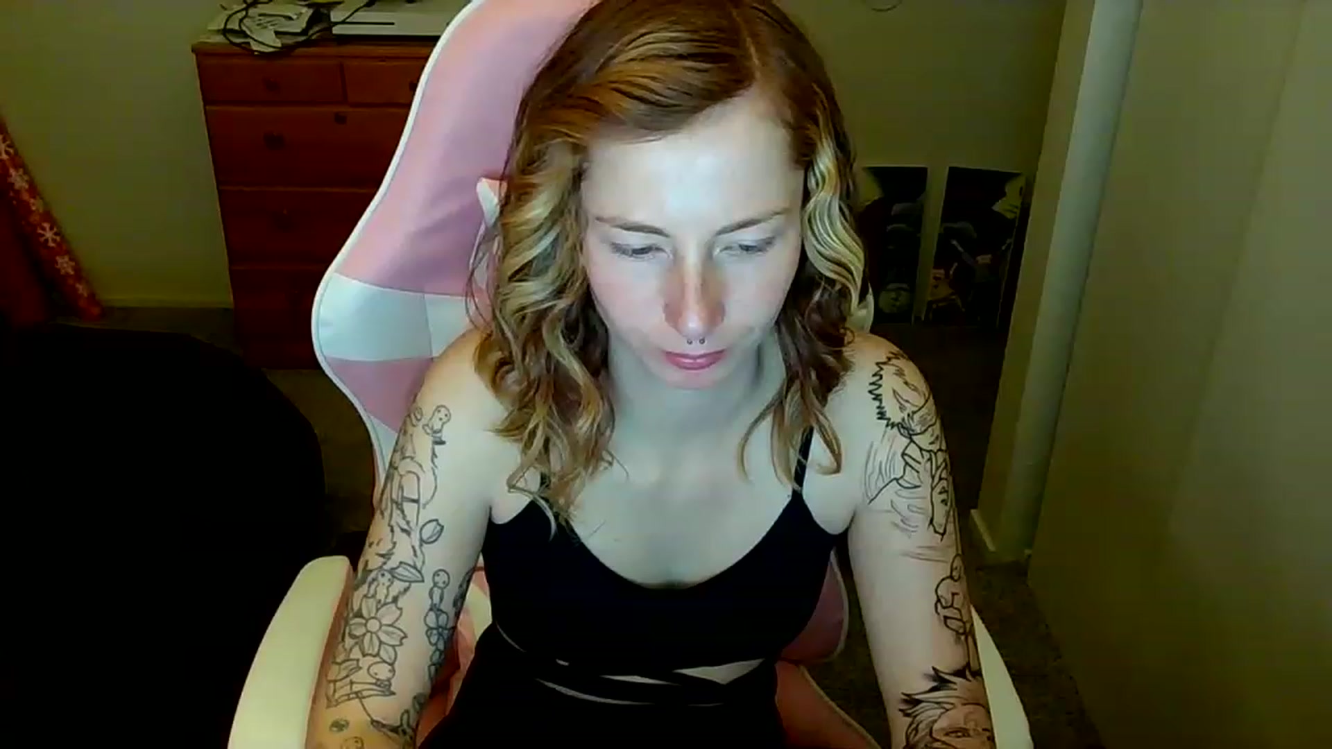 Gallery image thumbnail from Little_Lunar's myfreecams stream on, 01/02/2023, 16:28 image 12 of 20