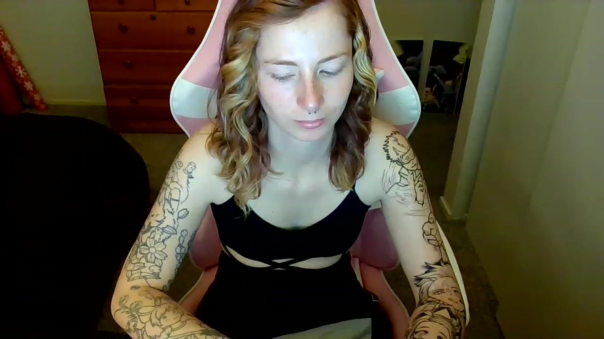 Gallery image thumbnail from Little_Lunar's myfreecams stream on, 01/02/2023, 16:28 image 7 of 20