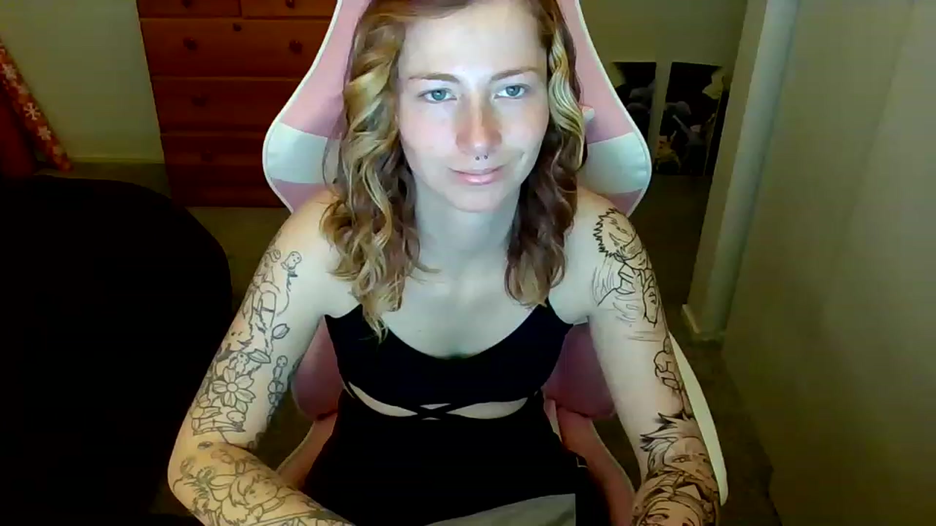 Gallery image thumbnail from Little_Lunar's myfreecams stream on, 01/02/2023, 16:28 image 8 of 20