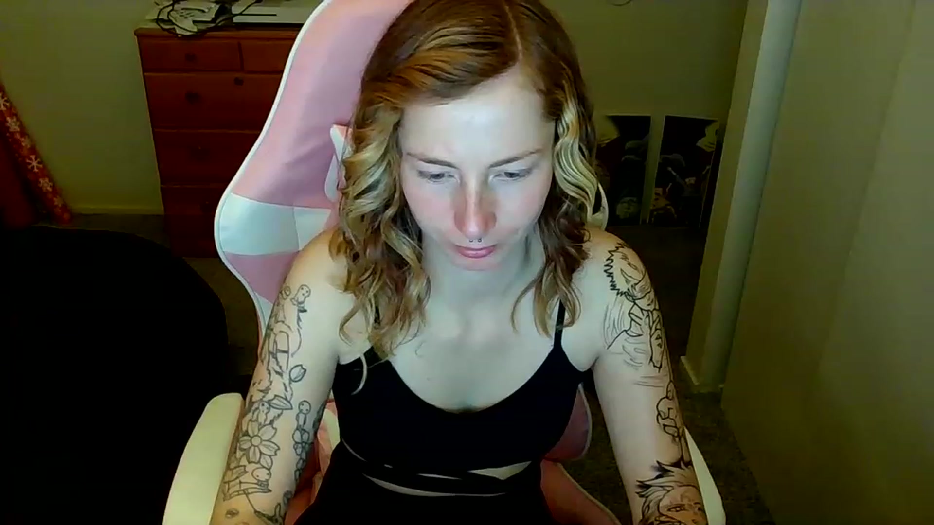 Gallery image thumbnail from Little_Lunar's myfreecams stream on, 01/02/2023, 16:28 image 17 of 20